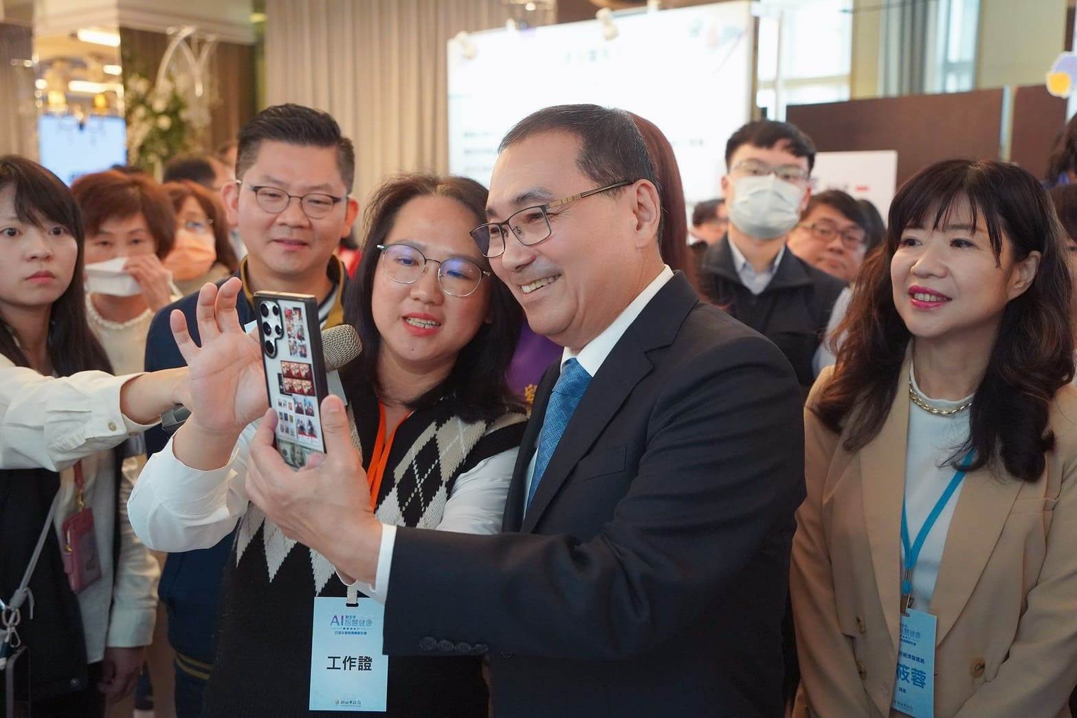 市長現場體驗傑精靈科技公司的健康量測APP「Show U Fa Care」。（圖／新北市政府提供）