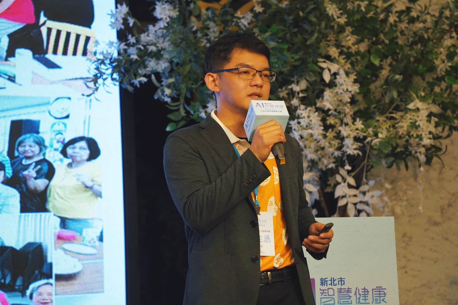 專題論壇講座由6位業界專家，針對「終身學習」、「健康管理」、「自主照護」三大主題分享，圖中為台灣老大人活力發展協會執行長葉左丞。（圖／新北市政府提供）