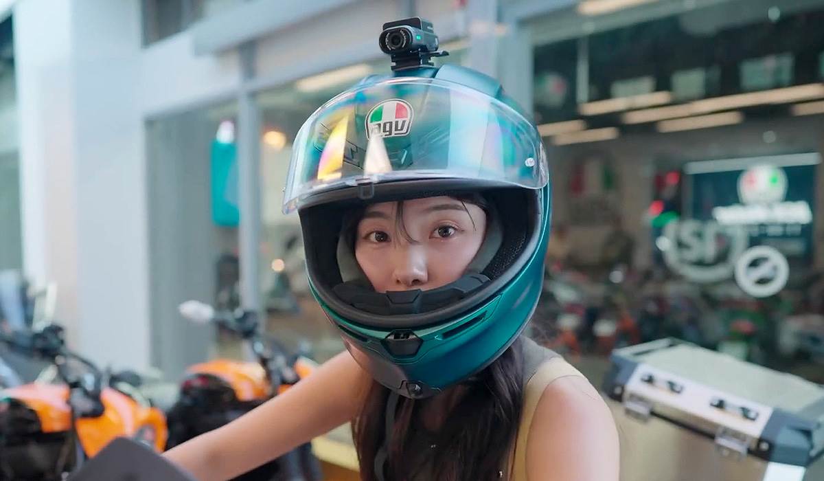 李多慧實際戴上後形容沒有增加重量感受,就像是安裝一隻小小寶可夢在安全帽上。（圖／MUFU提供）