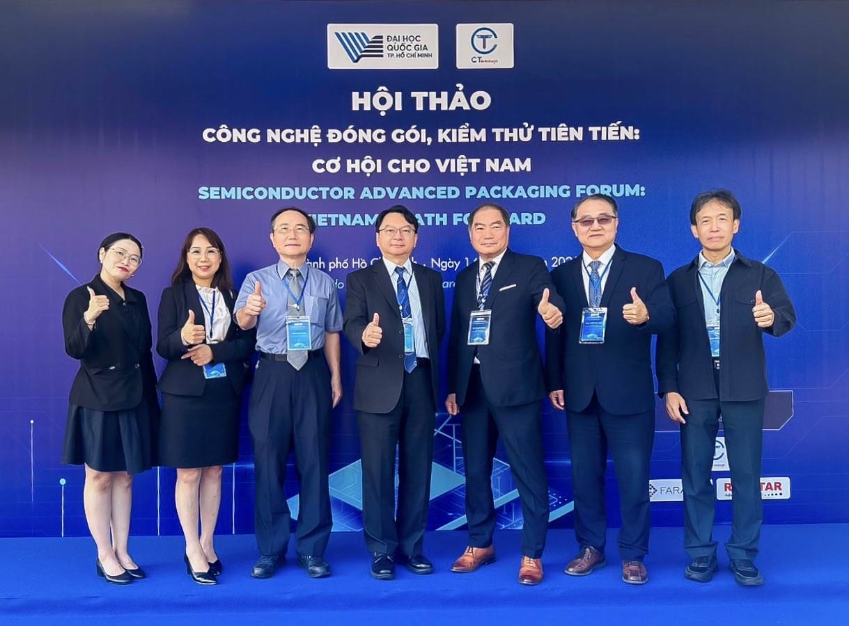 明新科大為教育部新型專班越南基地總召學校，呂明峯校長(中)率團前往越南出席在胡志明市國家大學舉辦的「半導體先進封裝論壇」，分享半導體教育經驗。（圖／明新科技大學提供）