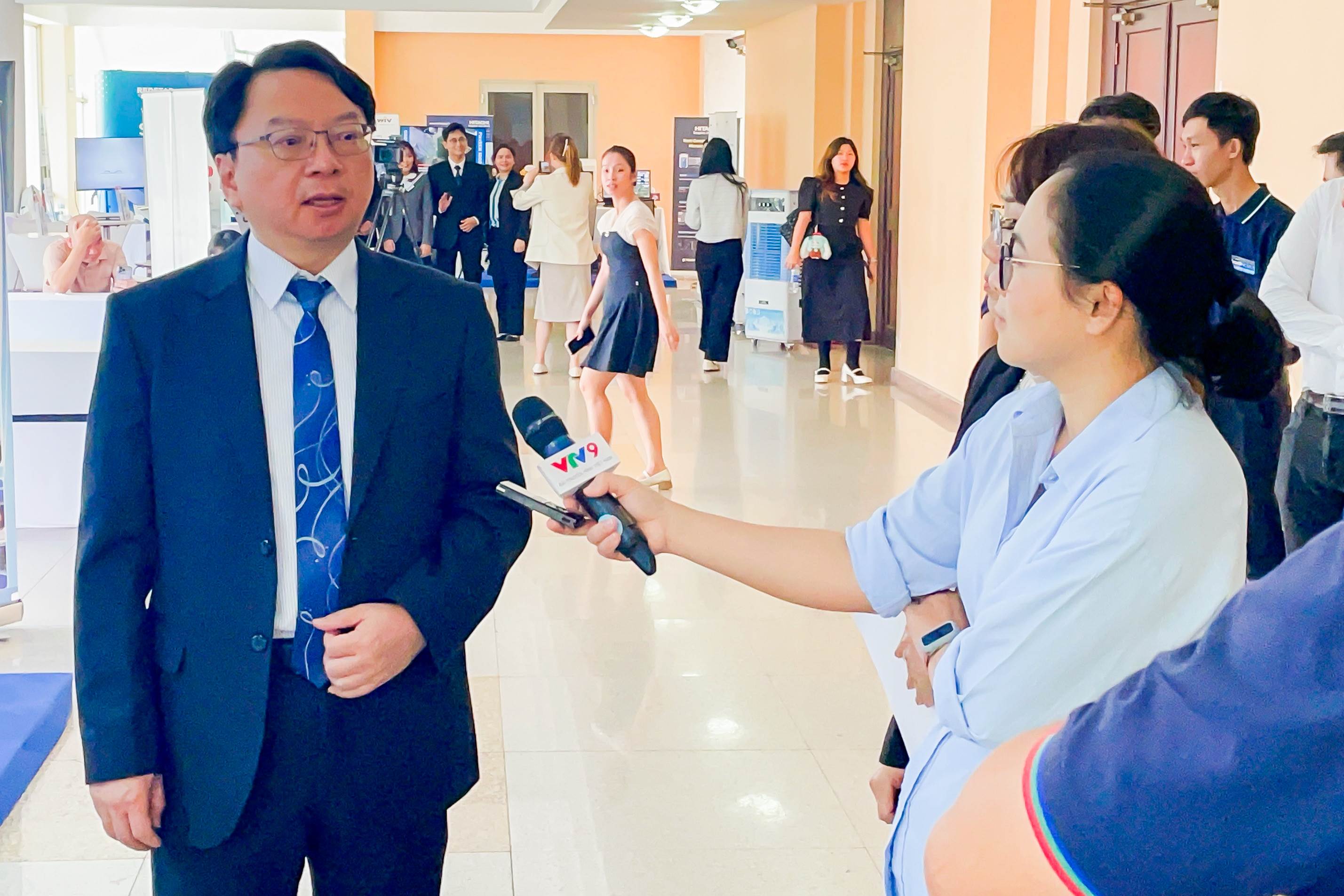 明新科大呂明峯校長(左)前往越南，出席在胡志明市國家大學舉辦的「半導體先進封裝論壇」並接受越南知名媒體專訪。（圖／明新科技大學提供）