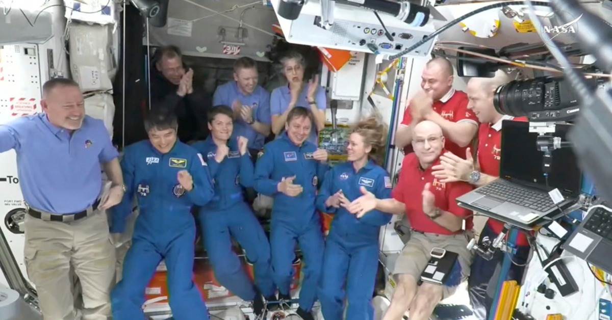 太空探索科技公司（SpaceX）的乘龍號（Crew Dragon）太空船今天將4名太空人送達國際太空站（ISS），讓被困超過9個月的2名太空人終於能夠返回地球。（圖／美聯社）