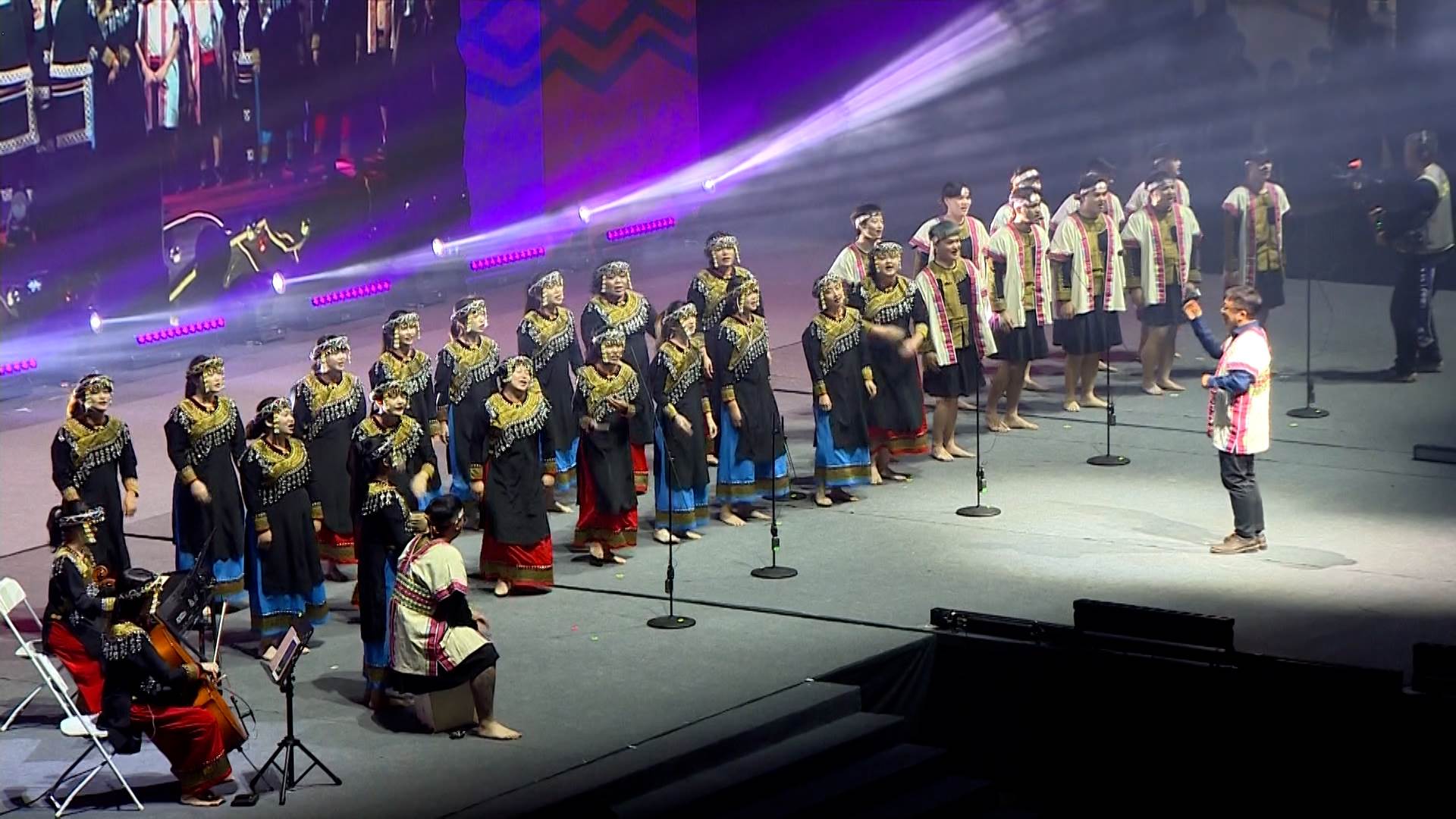 悠揚的原住民合音搭配傳統舞步和樂器，輕快的節奏讓人聽了會想跟節奏一起擺動。（圖／東森新聞）