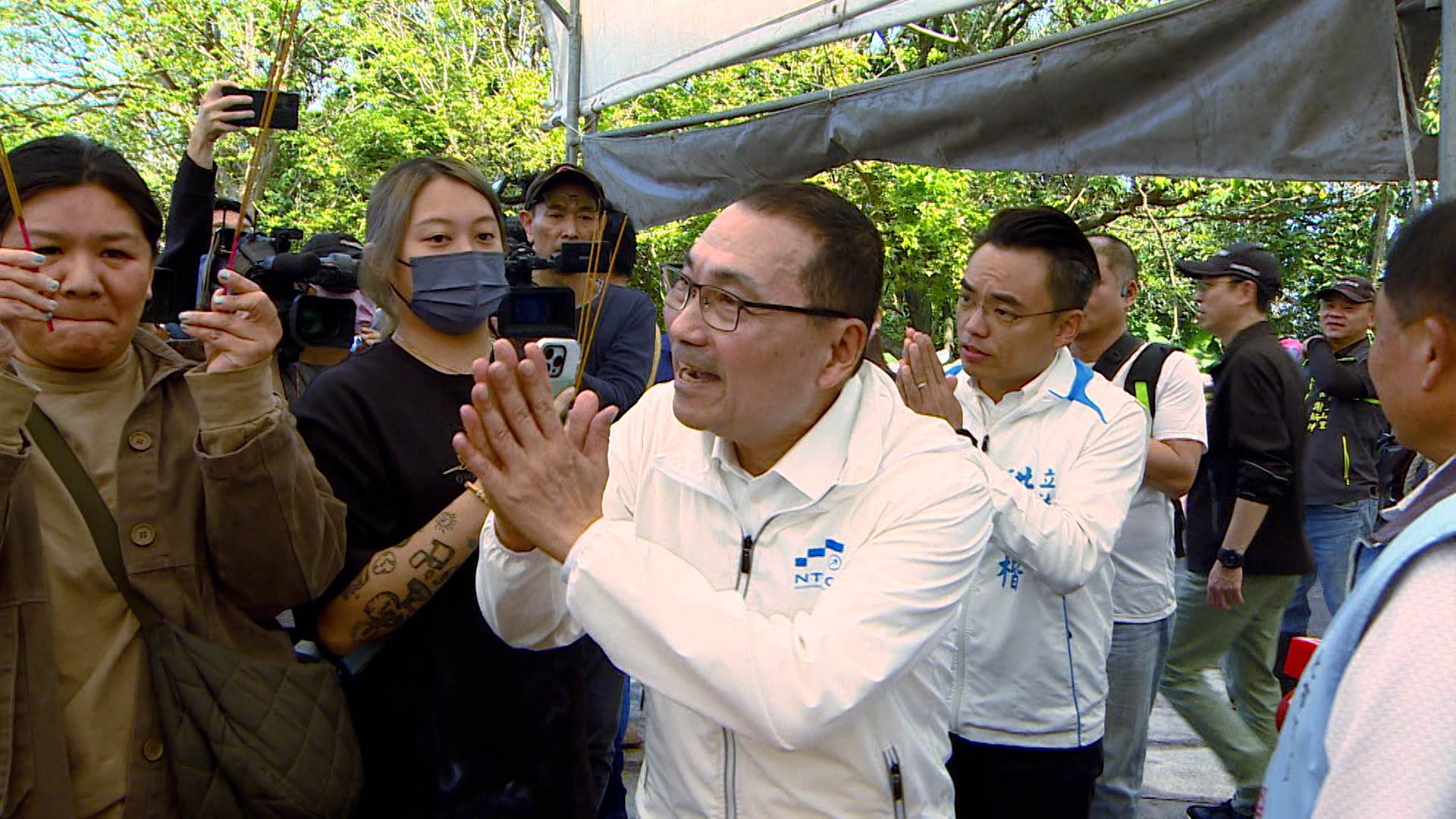 淡水聖賢祠搭設清明掃墓服務站，民眾陸續前來祭祖，新北市長侯友宜現場關心民眾需求，並與市民親切互動。（圖／東森新聞）