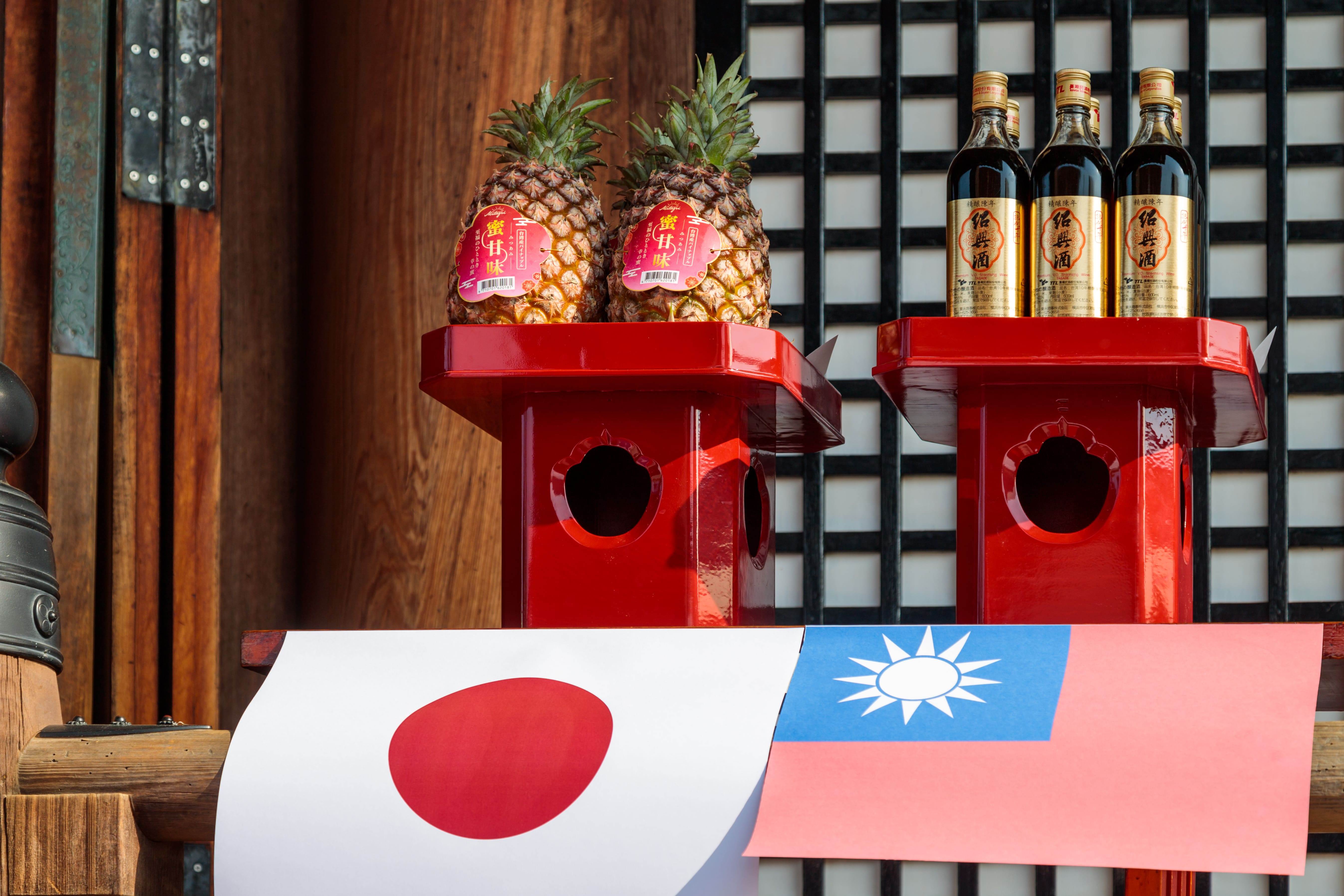 嘉義縣的「蜜甘味鳳梨」也成為本次大典的重要亮點，天滿宮把鳳梨放置於典禮活動最重要的位置，因為鳳梨在台語有「旺來」之意。