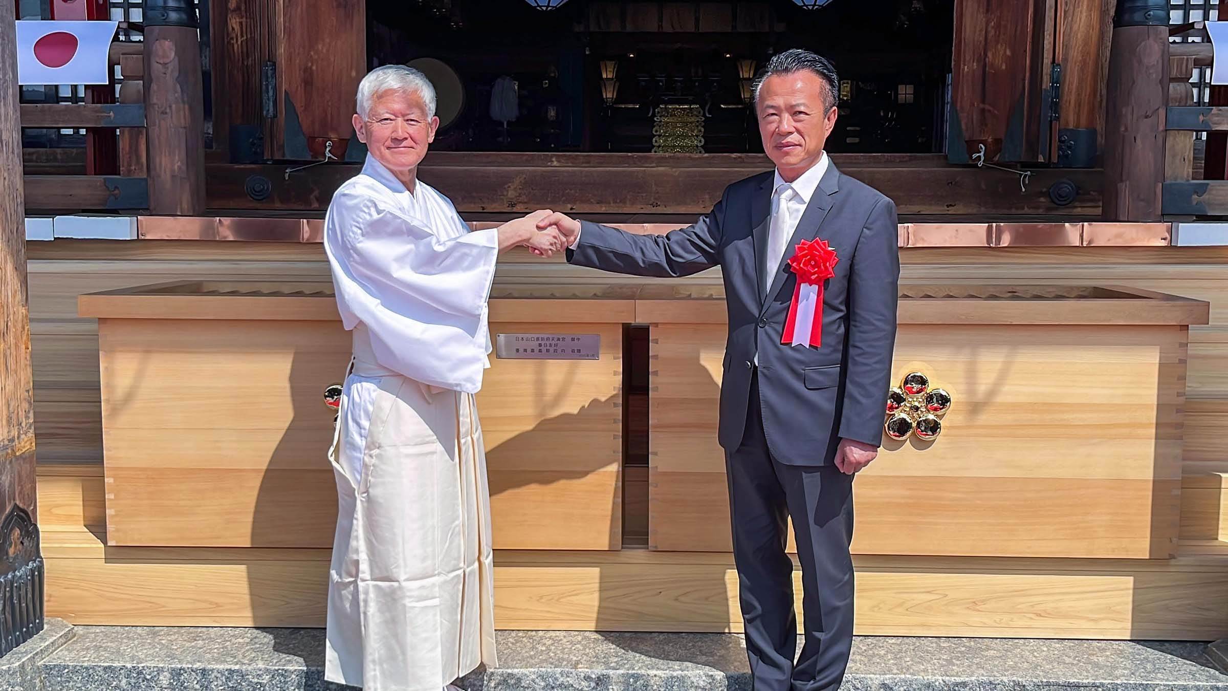 翁章梁親獻檜木賽錢箱，防府天滿宮見證台日友好。