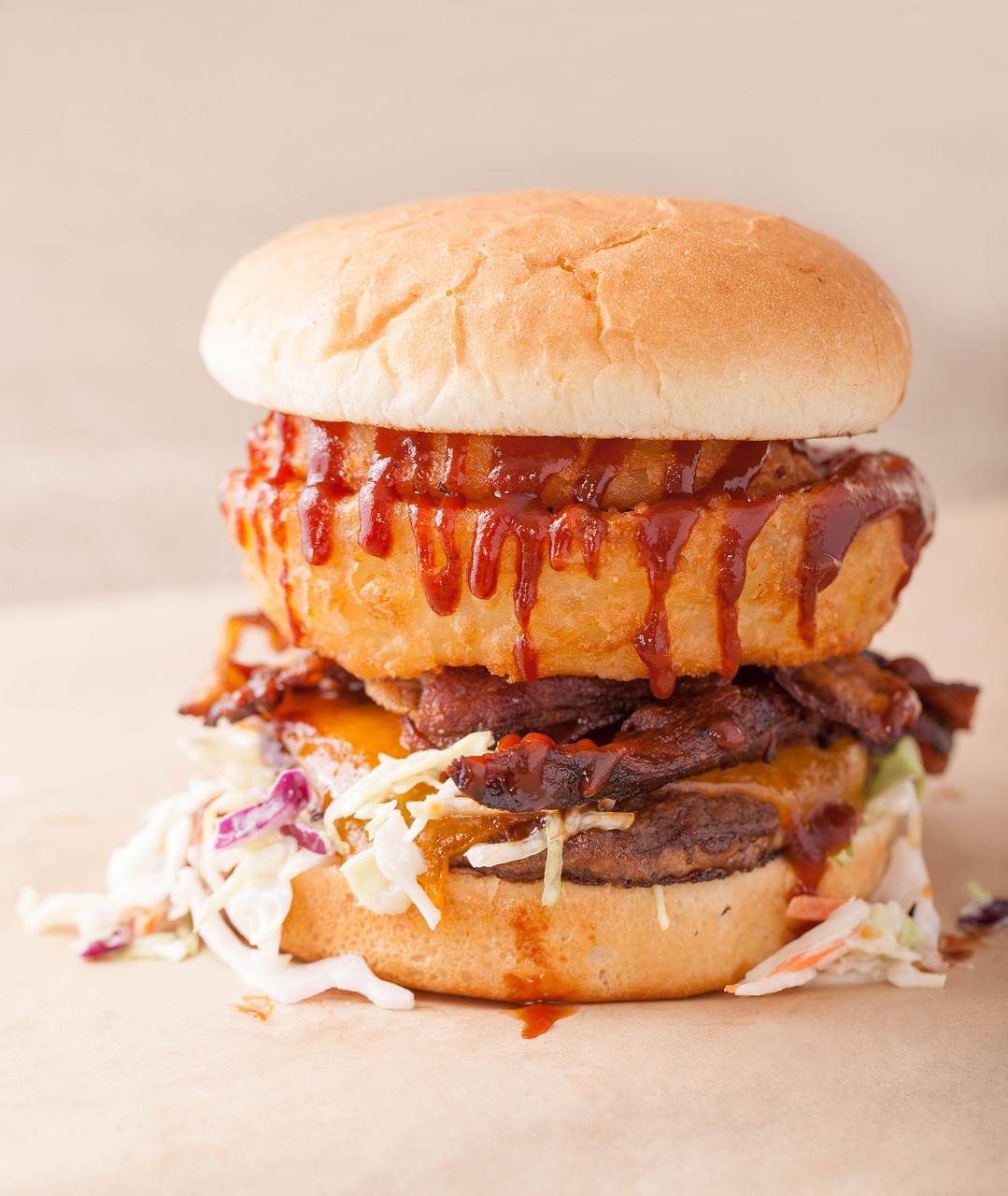 暴食後，大腦對進食帶來的不適變得更敏感。可能促使我們吃更多垃圾食物來緩解壓力。（示意圖／翻攝自pixabay）