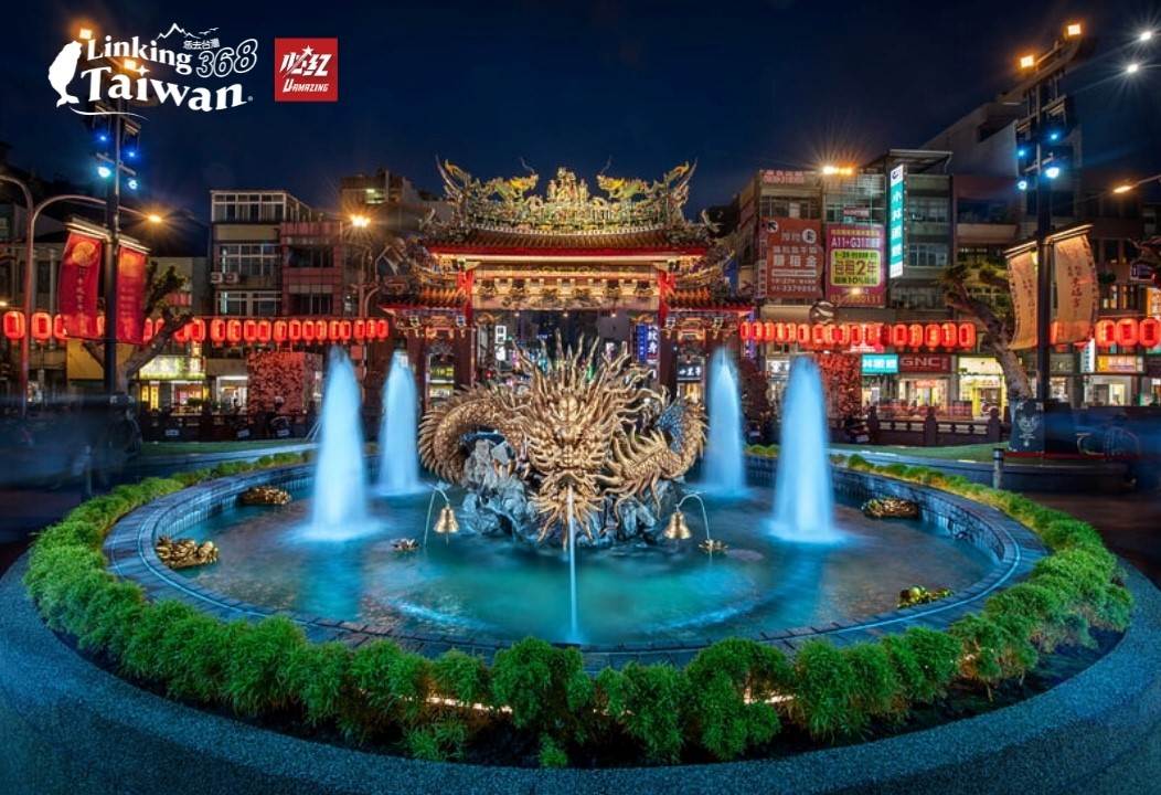 雖被市區繁華環繞，但仍保有寬敞的前埕，並設有大牌樓及四個小牌樓門。廟內的噴水龍池和市定古蹟整建計畫，結合燈光設計，突出百年建築之美，並加入水紋燈與水霧設計，提升視覺效果，吸引市民來此休憩。（圖／恁去台灣提供）