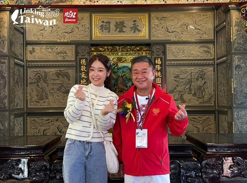 韓國網紅 Judy 擔任活動大使，與主委 簡征潭並肩走過街頭，全程參與遶境活動，親身體驗這場文化與信仰的盛會，為活動增添更多國際色彩。（圖／恁去台灣提供）