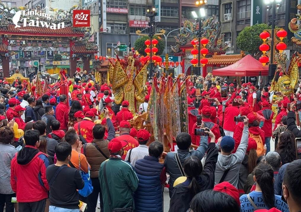 五頂神轎迎風巡行，數十尊神明與信徒隨行走過街頭，形成壯觀的遶境場面，彰顯桃園的虔誠信仰與文化底蘊。（圖／恁去台灣提供）