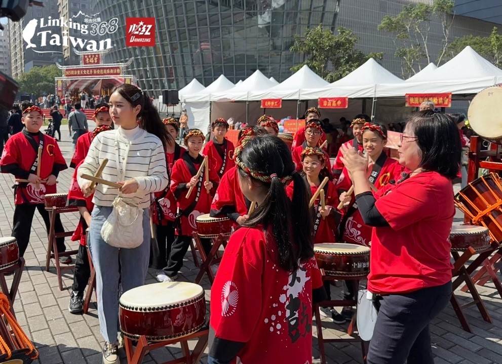 韓國網紅 Judy 與莊敬國小太鼓隊一起揮動鼓槌，體驗太鼓的節奏與力量，展現滿滿的活力！（圖／恁去台灣提供）