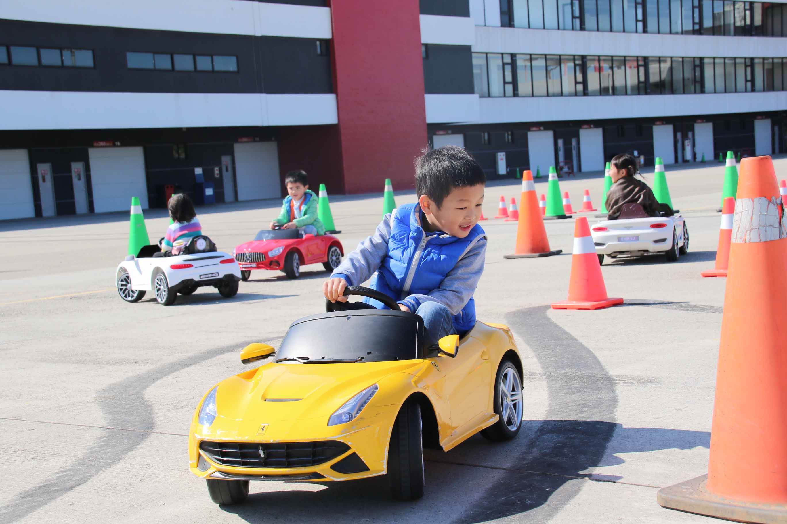 體驗內容含兒童交通安全講習、內輪差課程、金卡納體驗等項目，邀請小小車神參加。（圖／麗寶樂園提供）