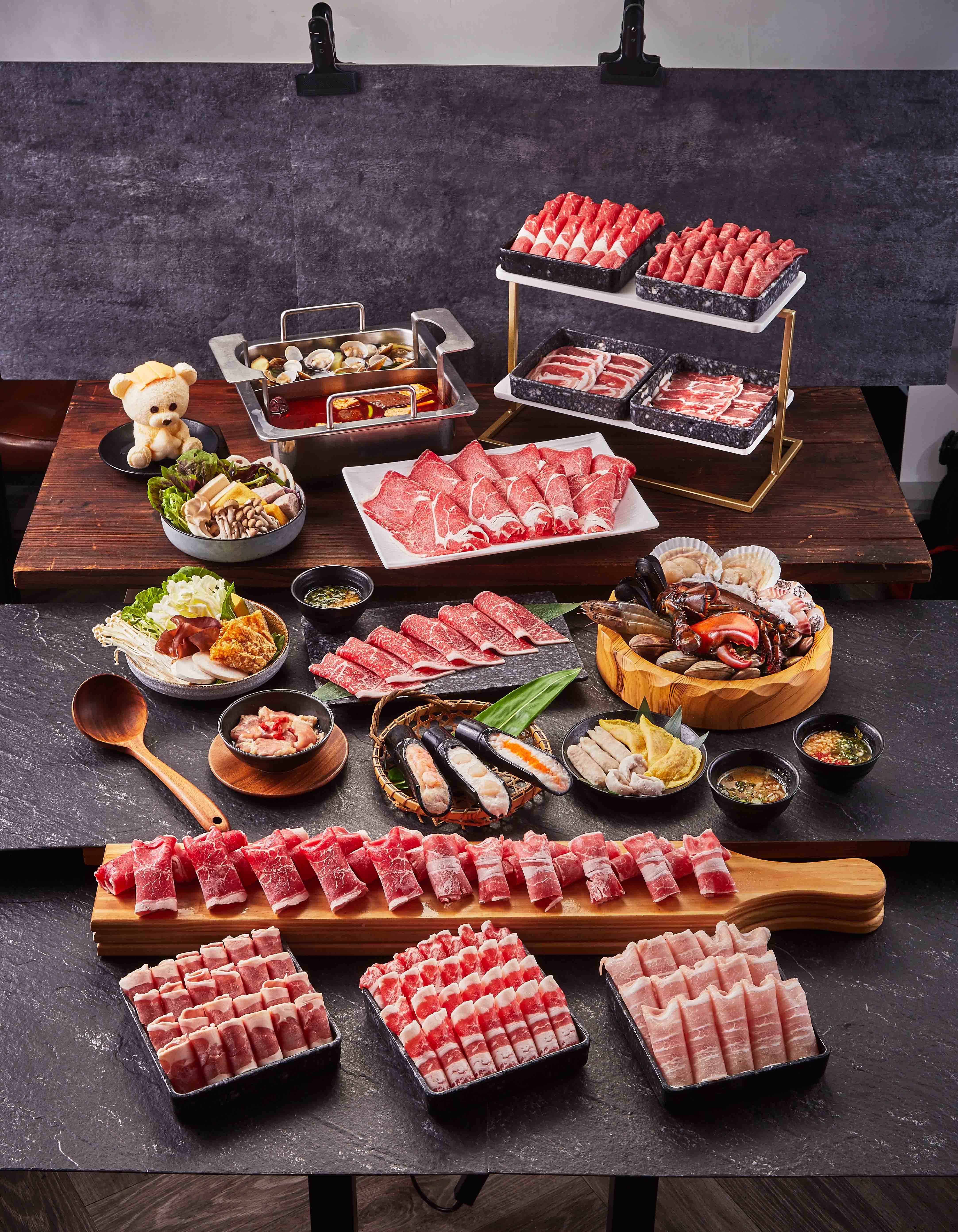 星野肉肉鍋推出和牛吃到飽「豪華海陸饗宴」特惠價858元。（圖／麗寶樂園提供）