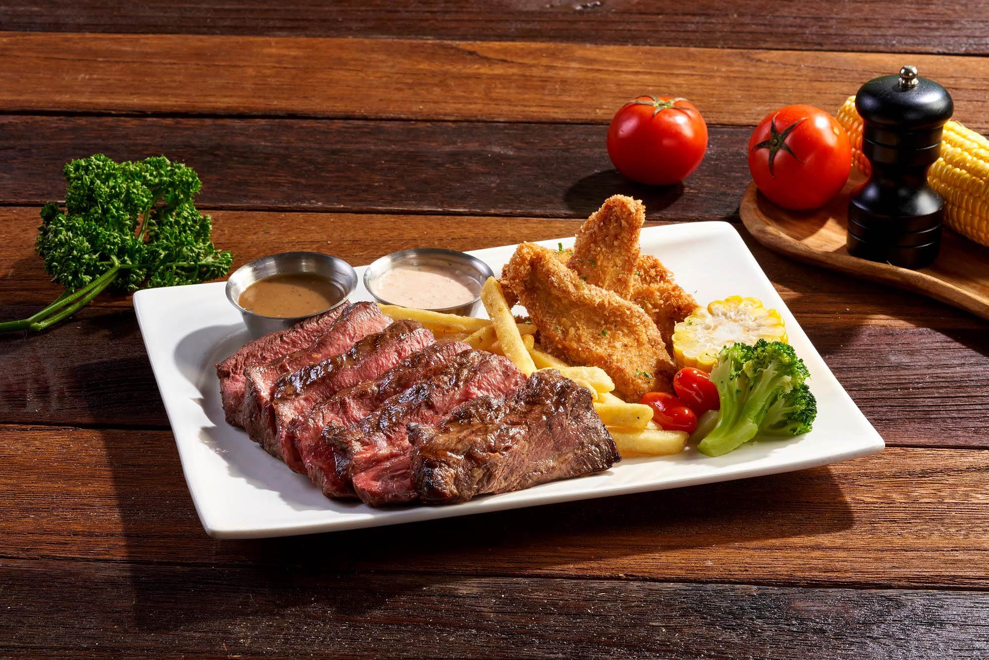 海岸線餐廳推出8盎司「火烤美國板腱牛排炸雞柳」套餐。（圖／麗寶樂園提供）