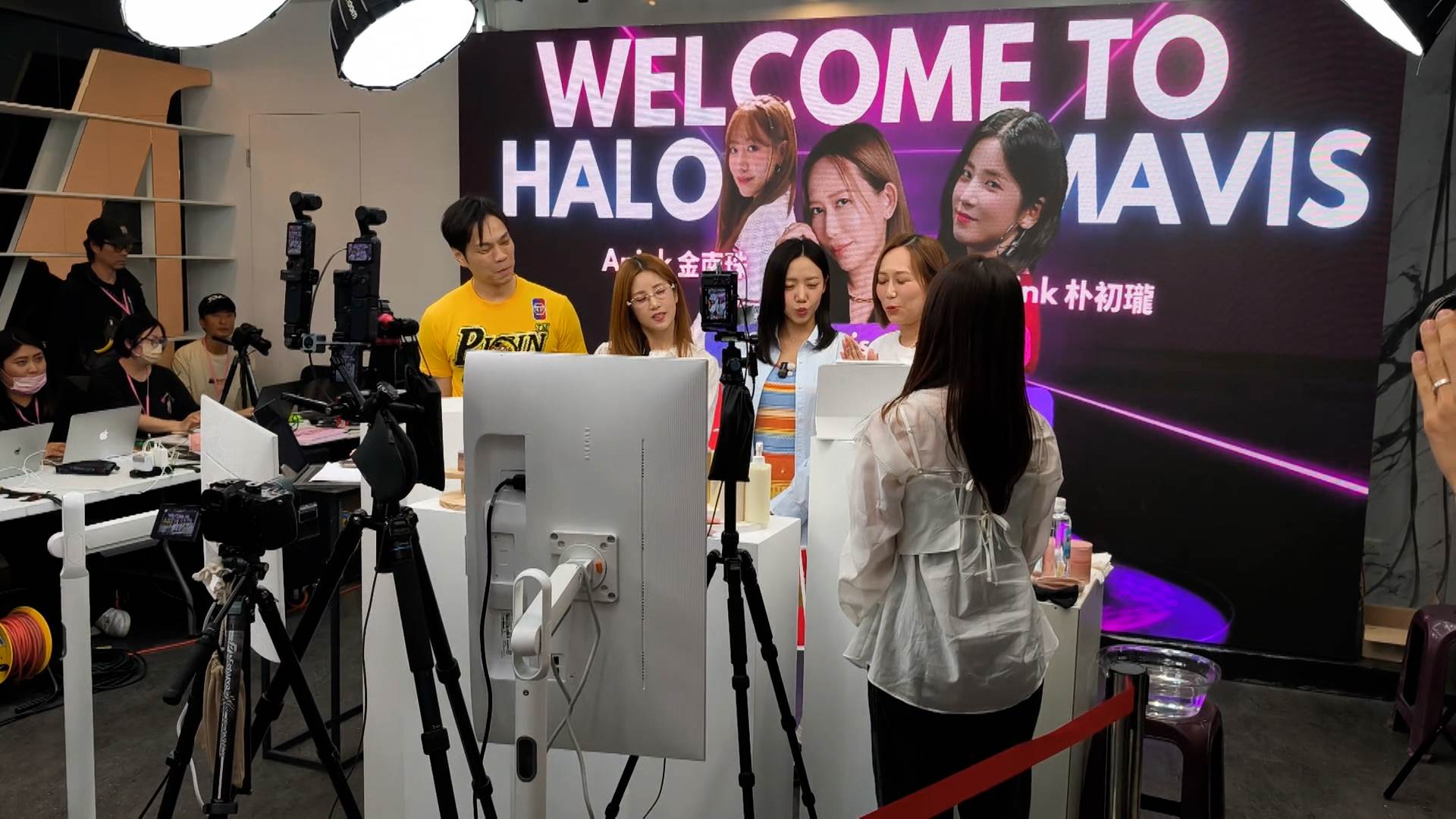 Apink成員與瑪菲司手介紹韓國最新<a href='/search/tags/美妝潮流/' target='_blank'>美妝潮流</a>。（圖／東森新聞）