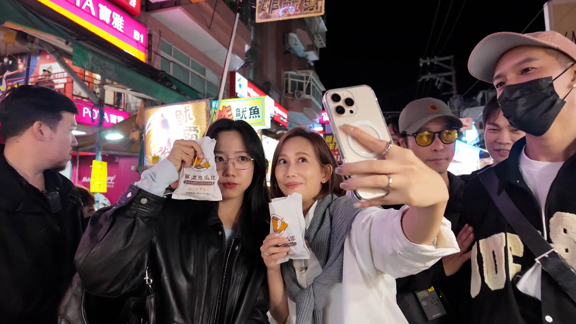 瑪菲司帶領Apink成員逛台灣夜市。（圖／東森新聞）