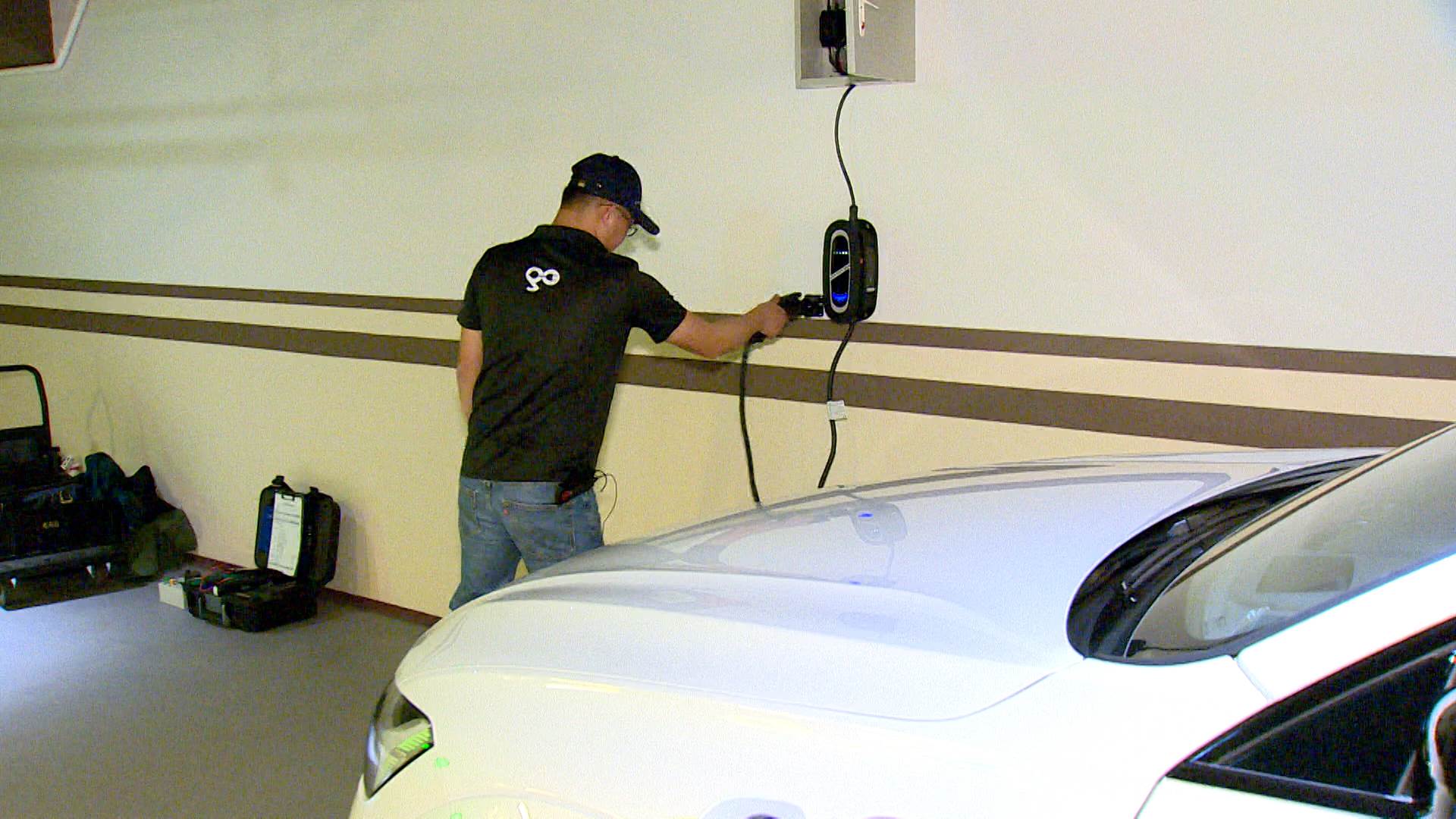 充電樁須由具備合格資格的電器承裝業者進行安裝。（圖／東森新聞）