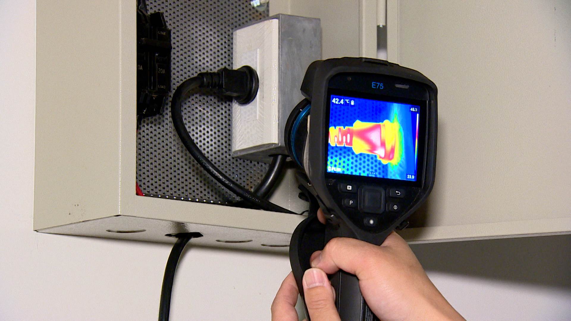 專業人士會打開電箱，使用儀器測量每個開關插座的電流與電壓是否穩定正常。（圖／東森新聞）