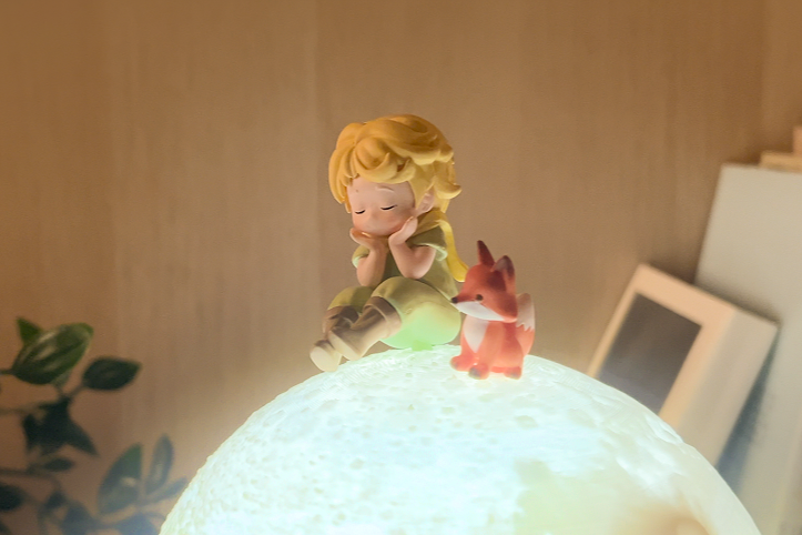 造型精美的小王子星球燈，深受愛心支持者喜愛。（圖／手手公益提供）