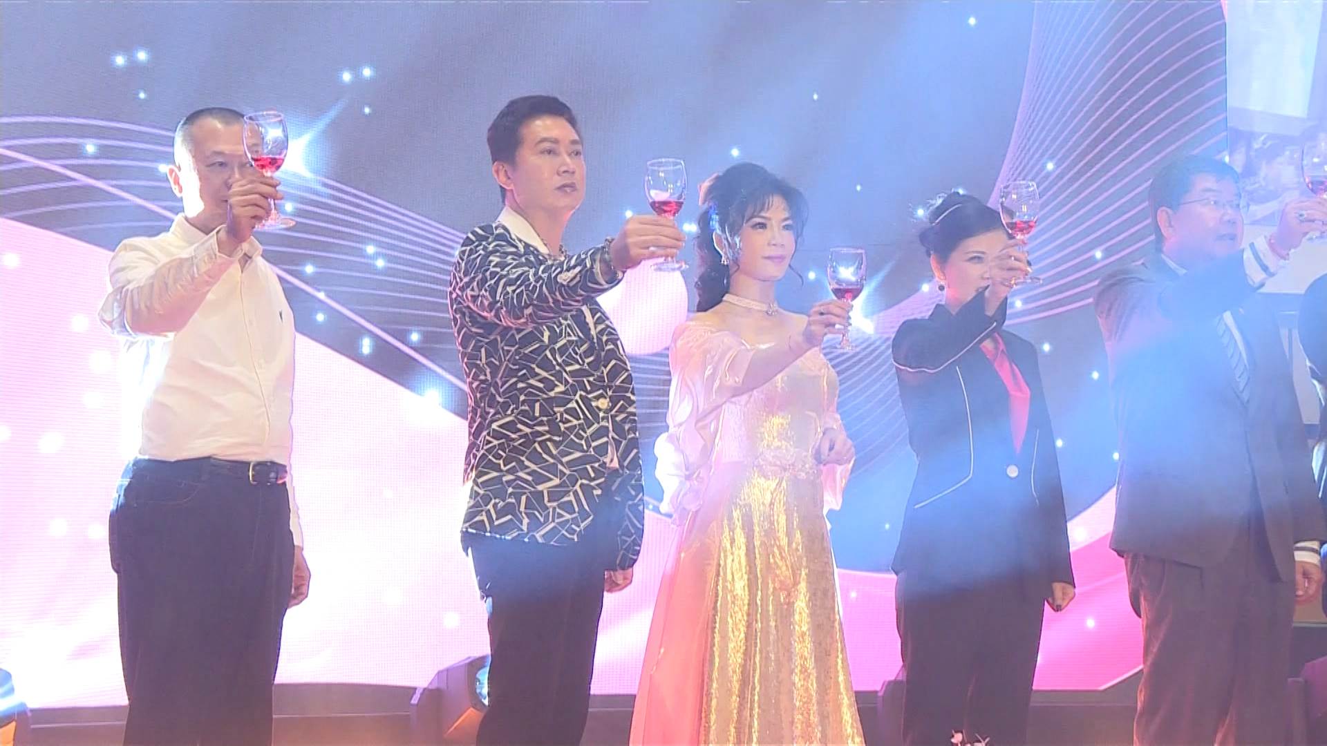 高階主管們輪番上台，互相打氣，展現出公司凝聚力與向心力。（圖／東森新聞）