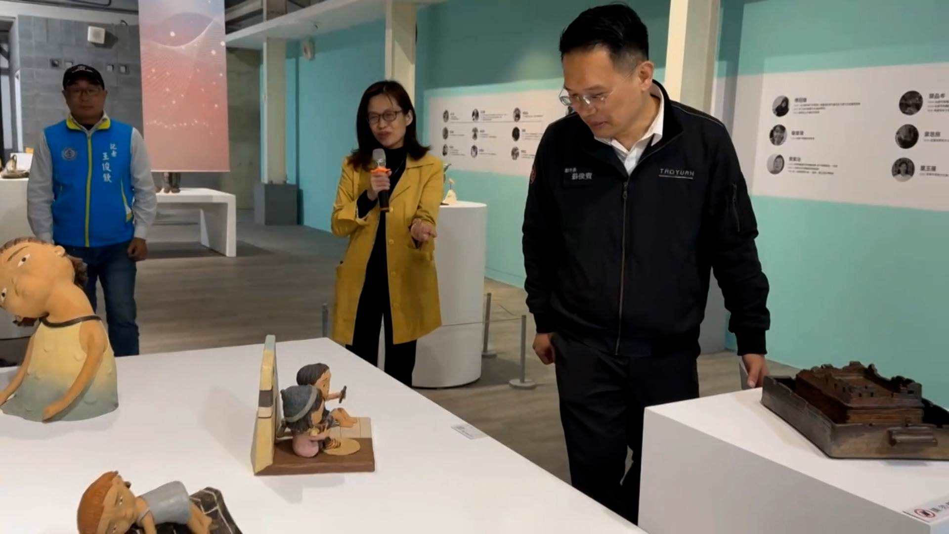 蘇副市長不僅仔細觀察每一件陶藝作品，還與其中一些作品進行了親身互動，體驗了陶藝的魅力。（圖／東森新聞）