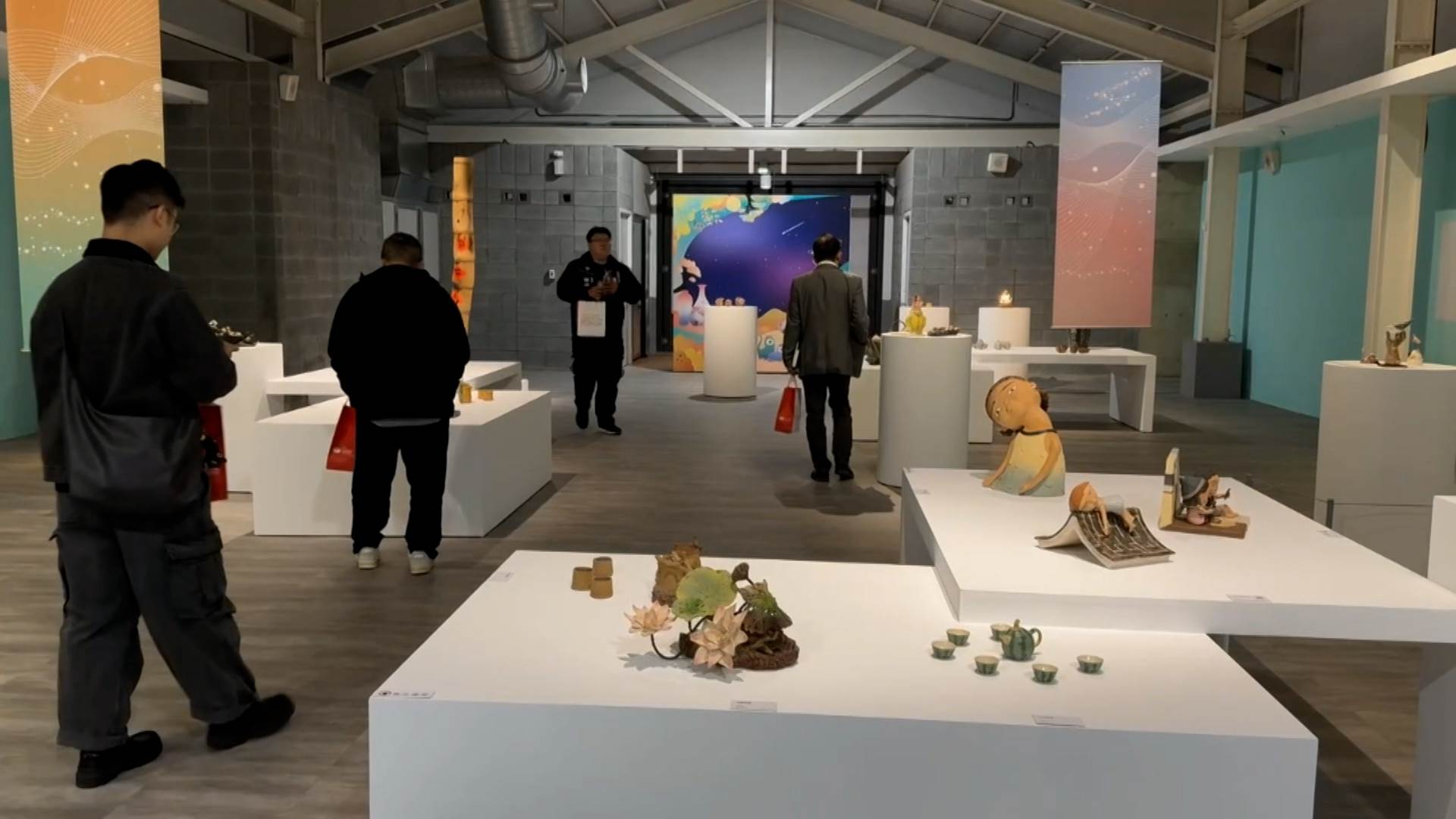 展覽還設計了多個主題展區，展示陶瓷在衛生、建築、科技等領域中的應用。（圖／東森新聞）