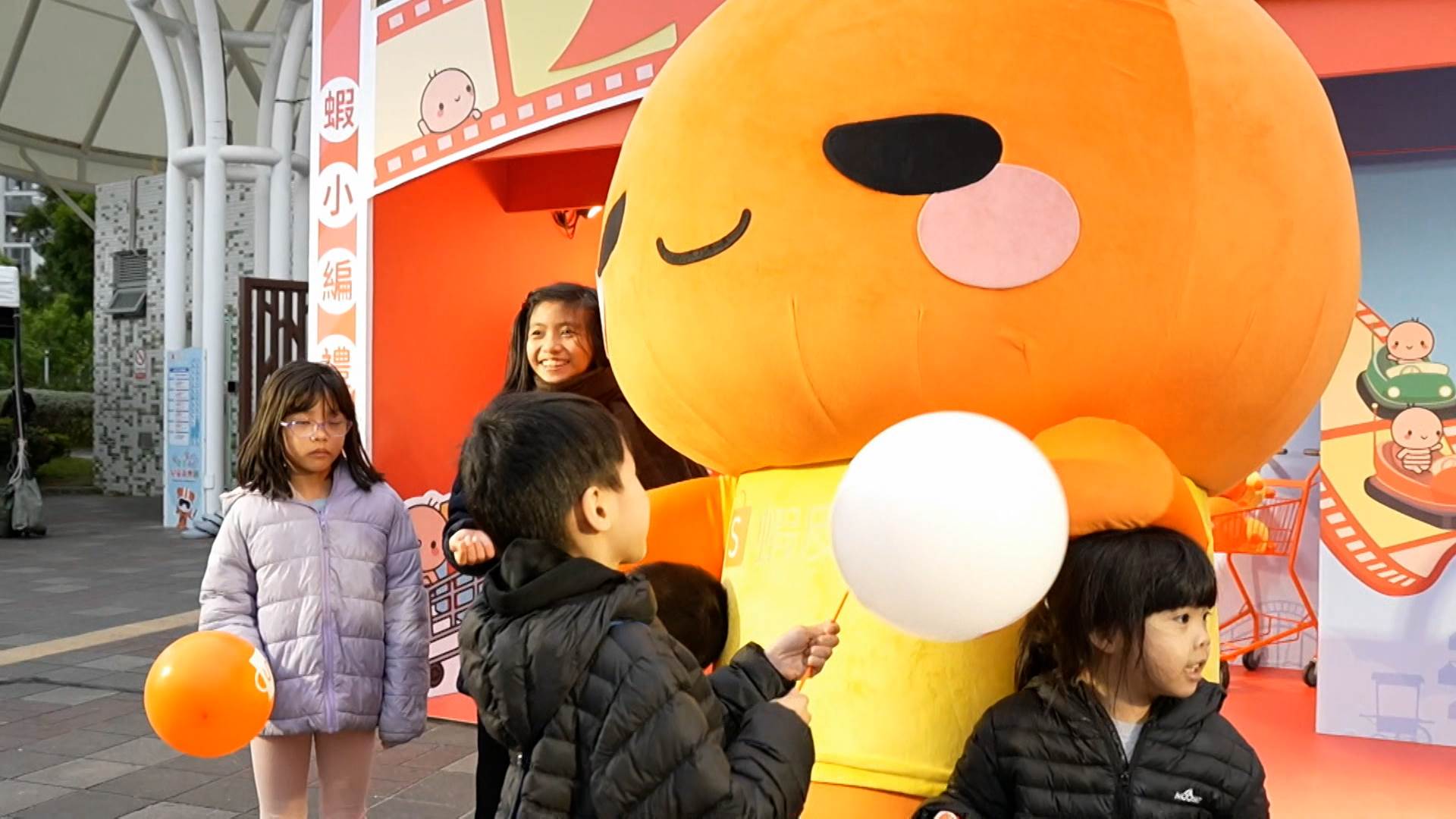 電商平台關懷社會,不僅邀兒童同歡也攜手公益團體,長期推出百元捐、物資認購等計畫,要把愛心加倍放大。(圖/東森新聞)