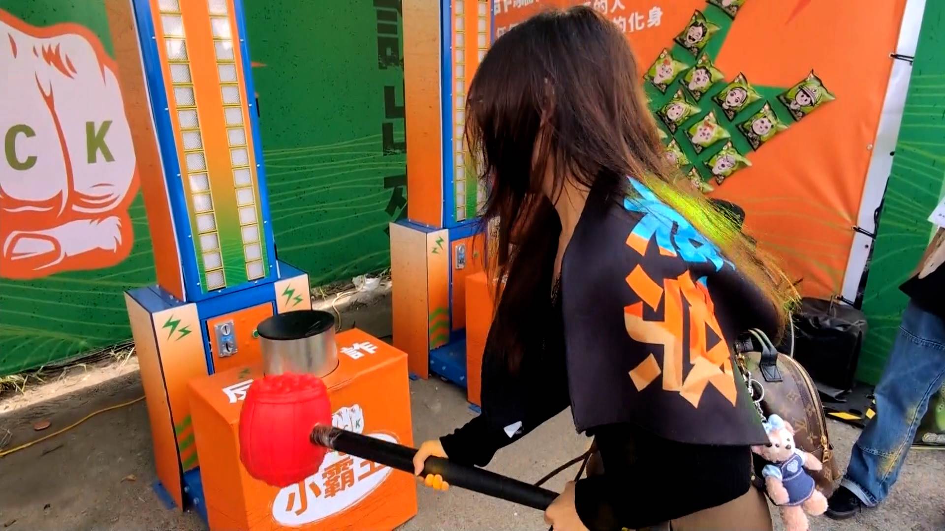 年輕人透過拳擊機發洩怒氣，並藉此了解詐騙防範知識。（圖／東森新聞）