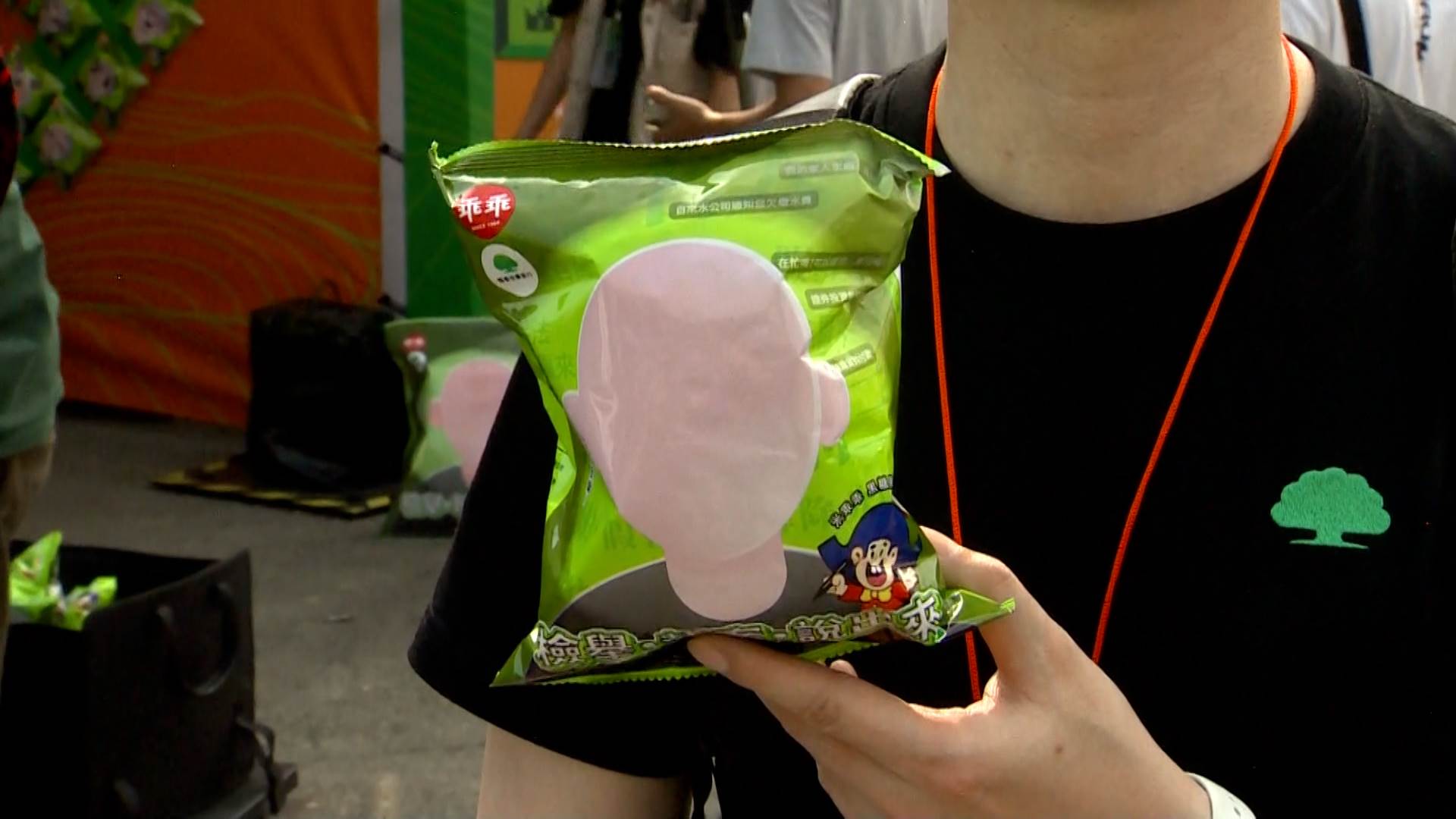 參加活動的民眾可獲得無臉聯名乖乖，提醒大家詐騙集團的不同面貌。（圖／東森新聞）