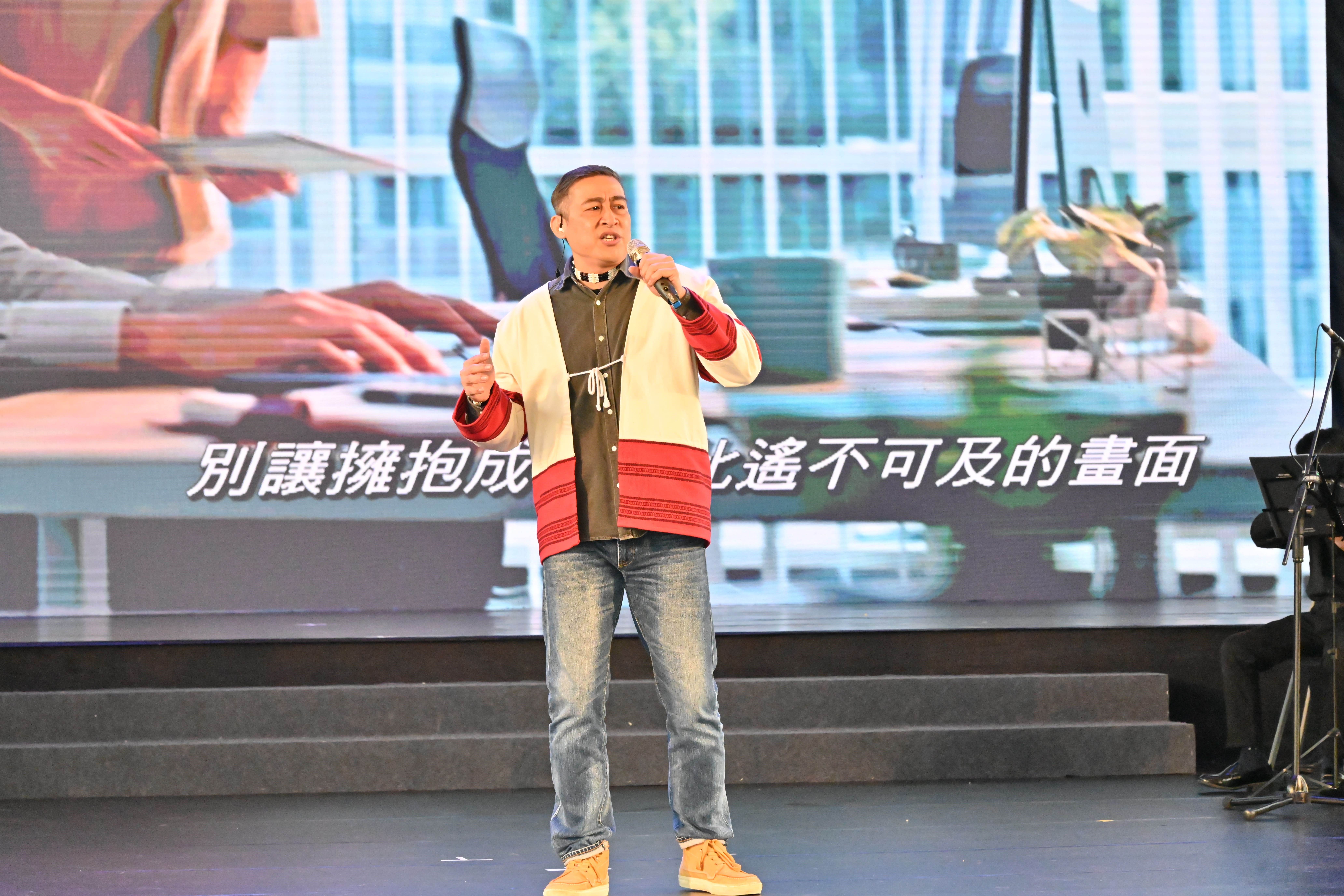 南澳的原創歌手郭文彬與行樂愛樂交響樂團帶來融合中文、英文、阿美族語、泰雅族語，傳達守護環境與族群共融關懷的綠博2025共融世界主題曲《活成一道光》。（圖／宜蘭縣政府提供）