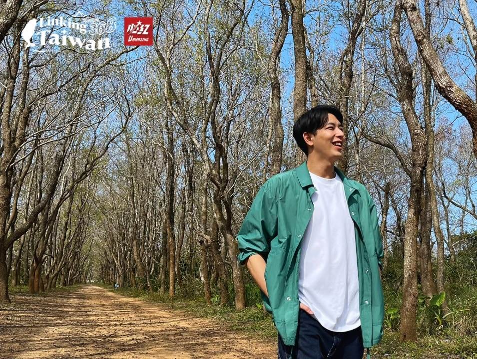 來到頭份的拍照打卡熱點—楓香林隧道，主持人一樹驚呼這裡的美景宛如走進了一場日劇的浪漫畫面。（圖／《恁去台灣》提供）