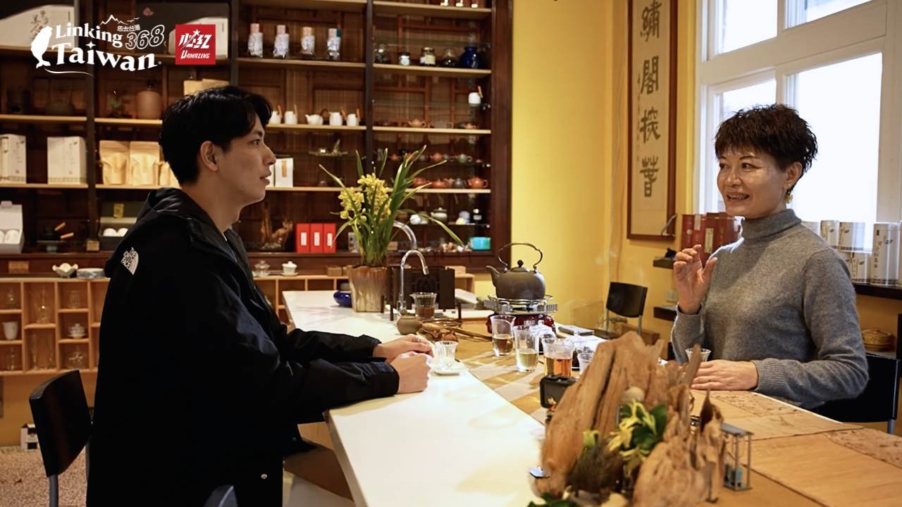 讓他驚訝的是茶園主人竟然能一語道破他的感情觀，這不禁讓他開始思考，原來喝茶也能看出一個人的性格！（圖／《恁去台灣》提供）