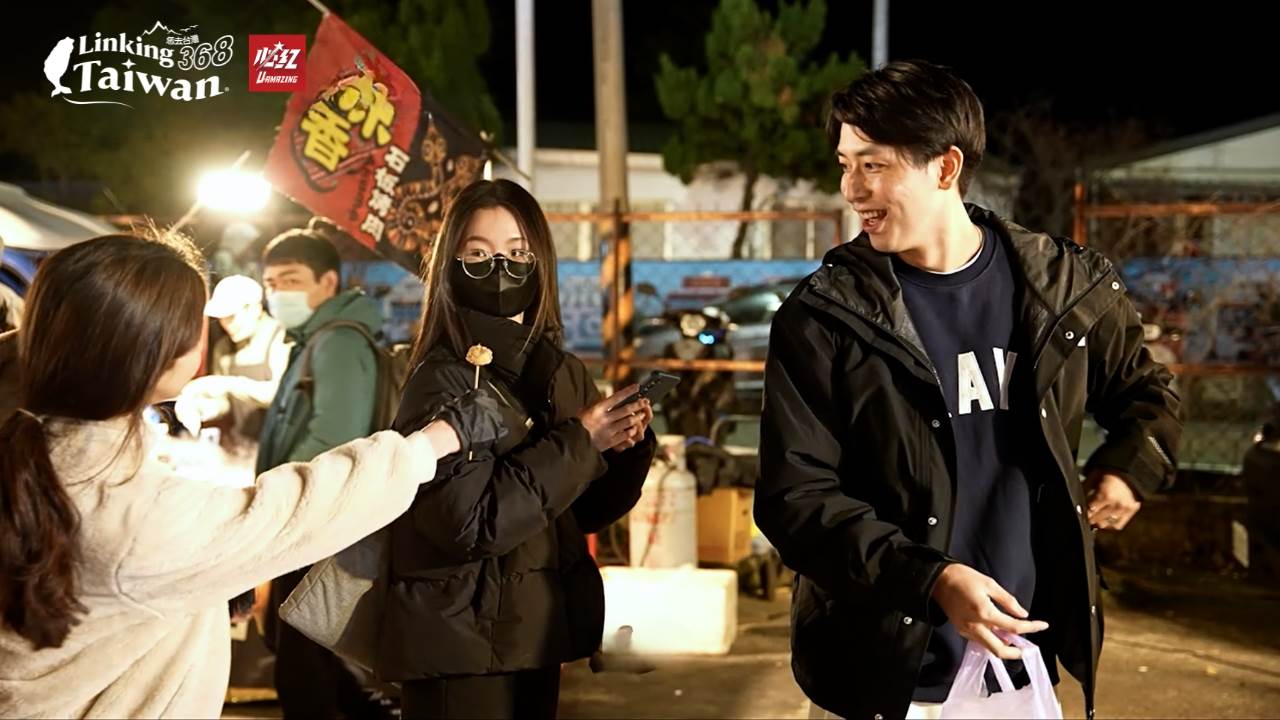 夜市熱鬧非凡，燈光璀璨，美食香氣四溢，讓人沉浸在台灣獨特的夜市文化與熱情氛圍中。（圖／《恁去台灣》提供）