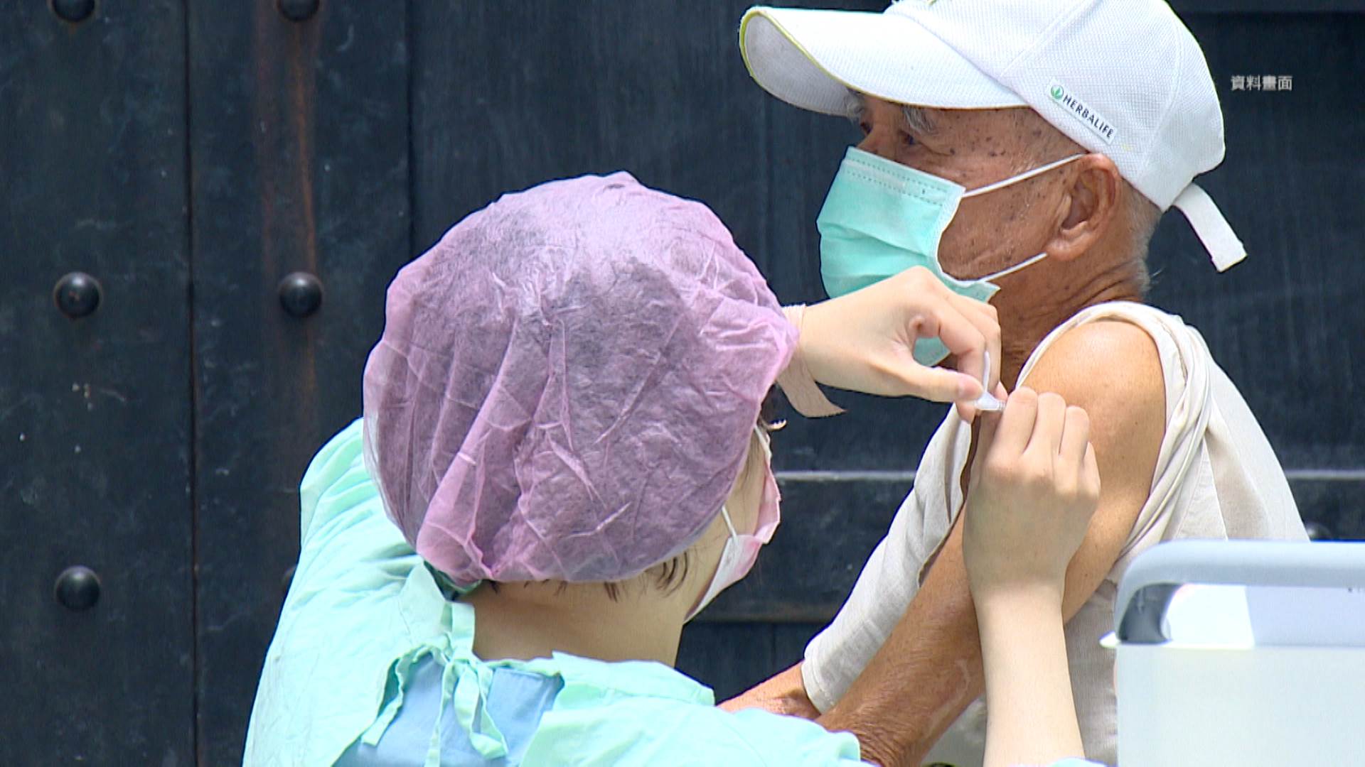 50歲以上且有慢性疾病的高風險族群應接種RSV<a href='/search/tags/疫苗/' target='_blank'>疫苗</a>,以增強保護力。(圖/東森新聞)