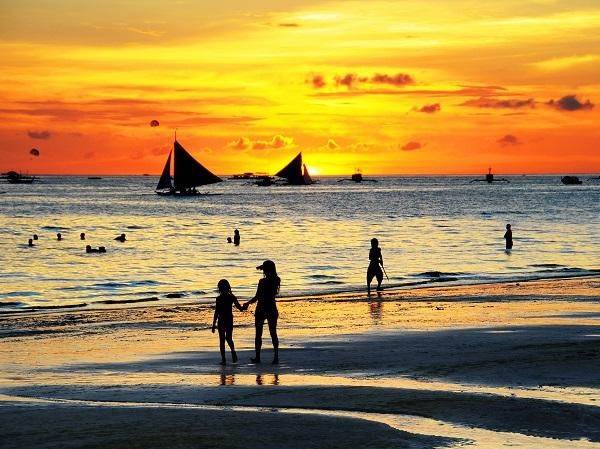 長灘島一直是全球旅人的夢幻目的地，擁有世界級的細白沙灘與清澈碧藍的海水，曾被《Condé Nast Traveler》評選為亞洲最佳島嶼第三名。