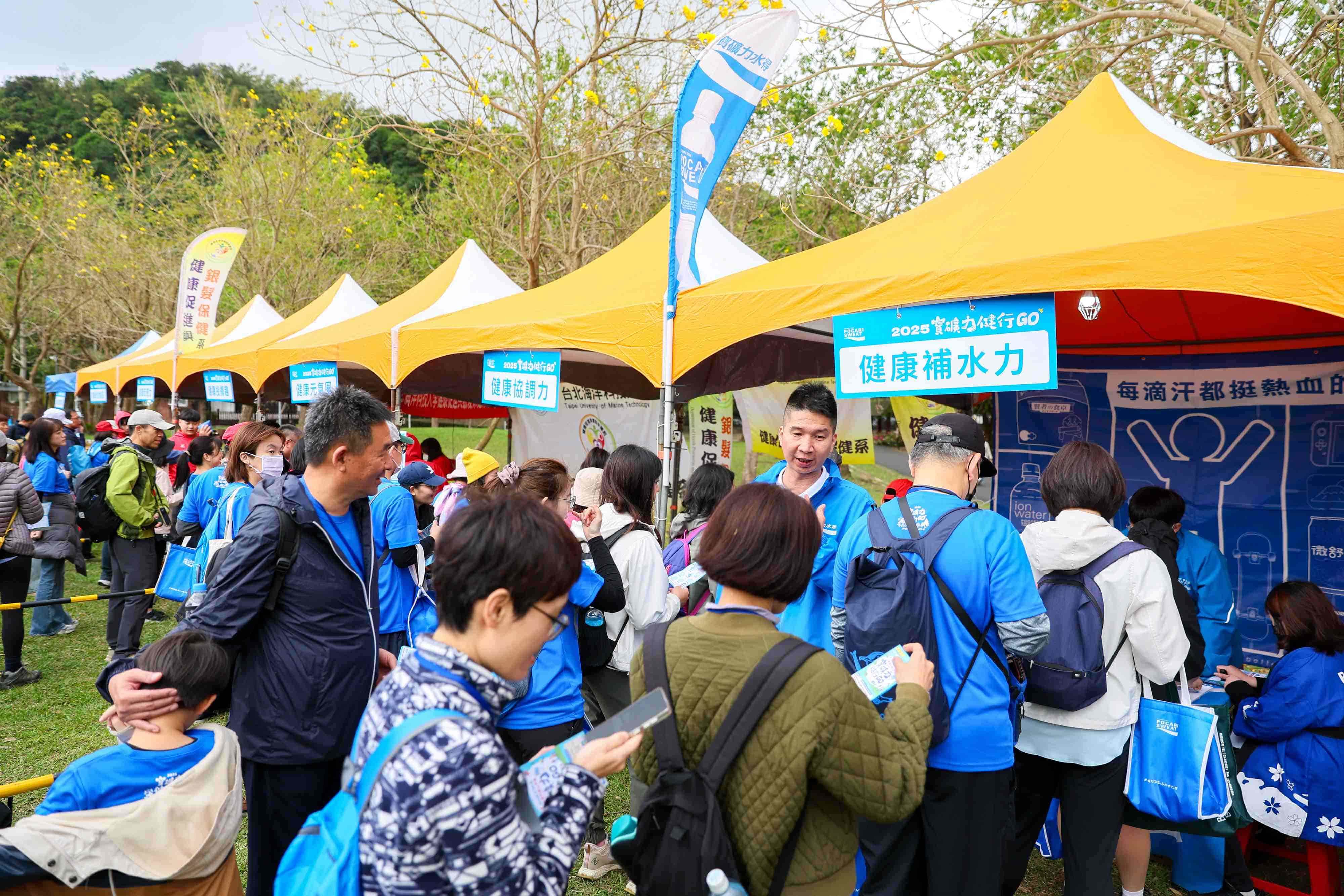 民眾熱情參與攤位活動畫面