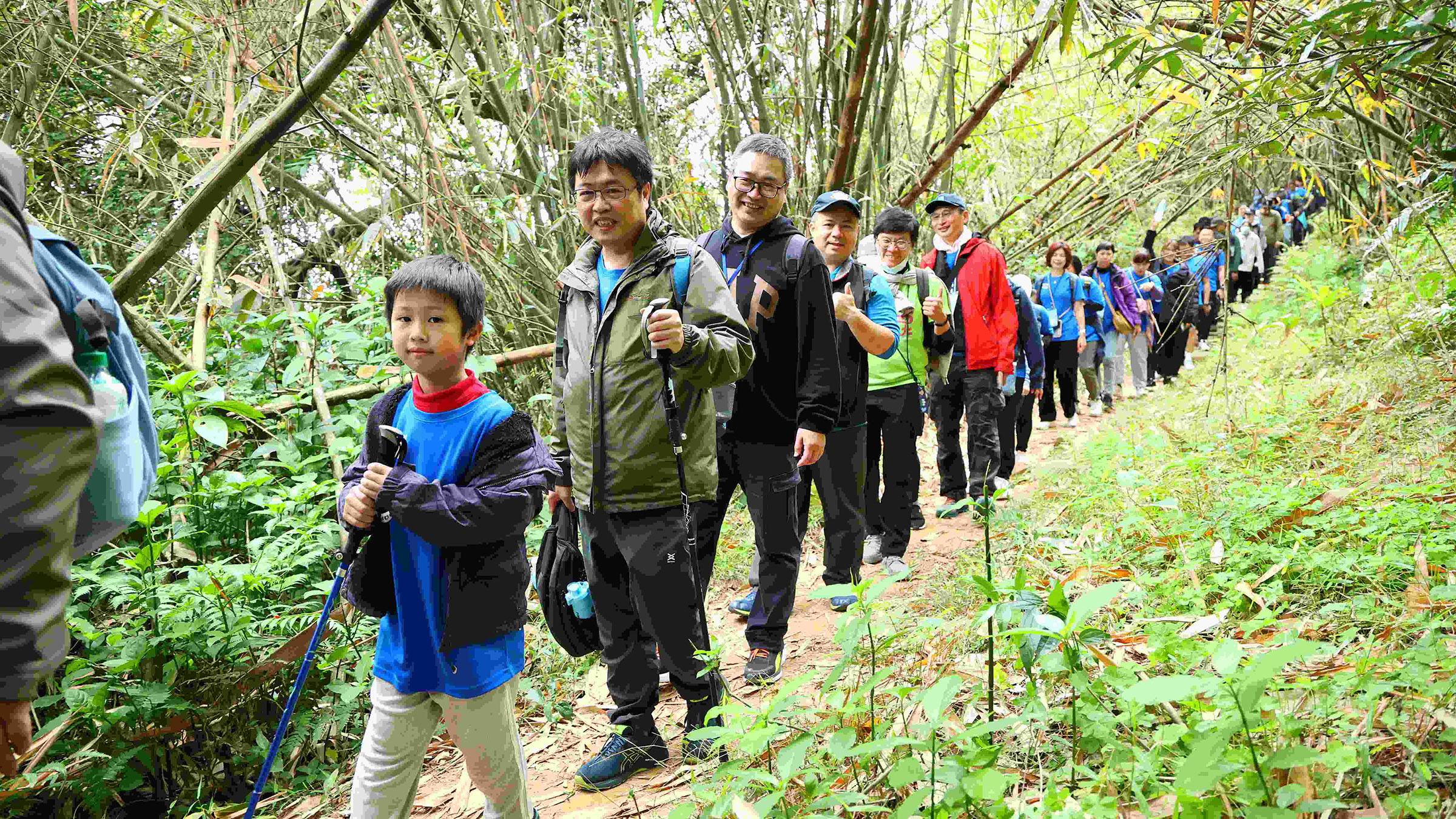5.身著藍色寶礦力T的民眾齊走劍潭山親山步道