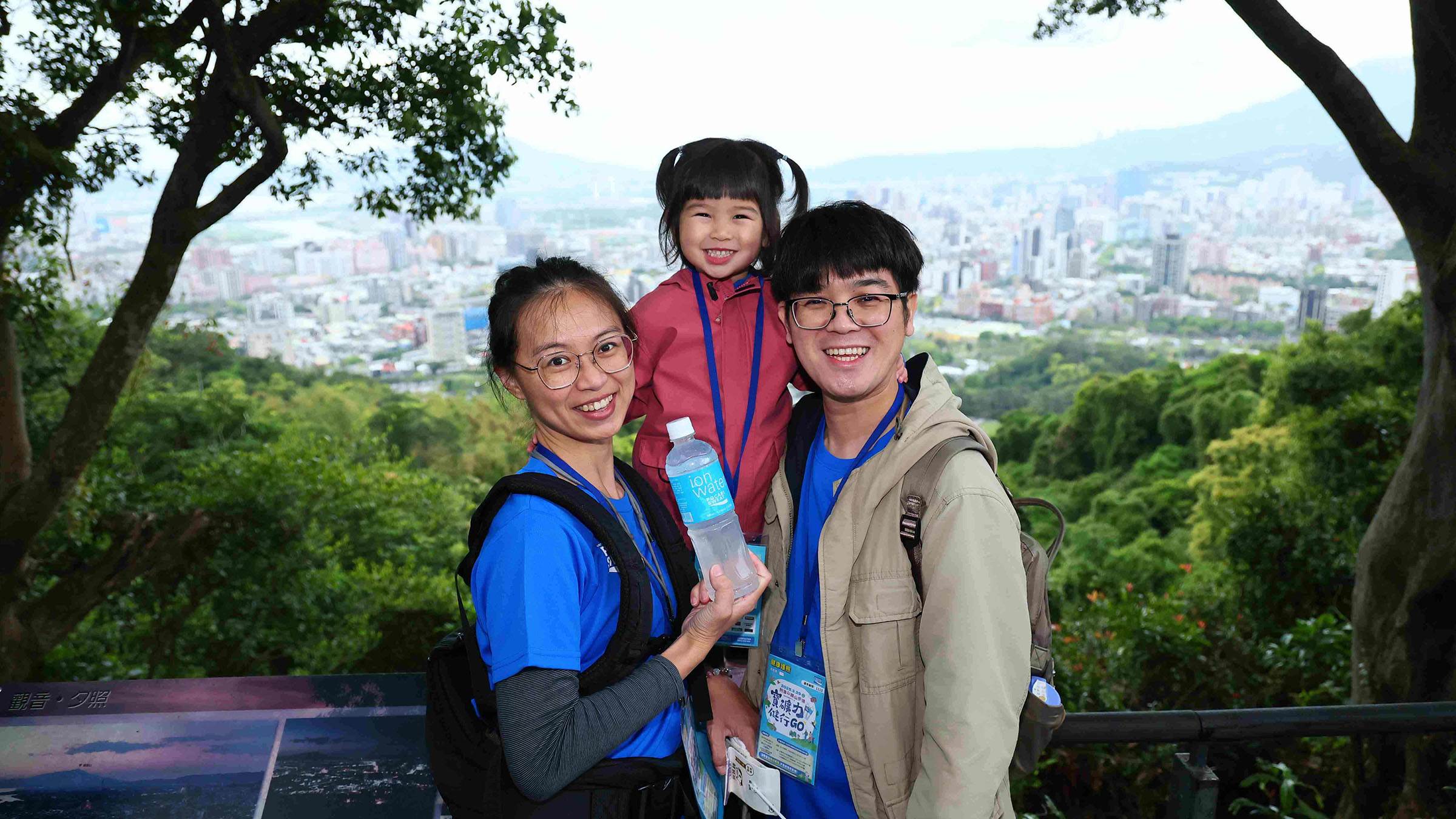 7.劍潭山親山步道沿途都有遼闊的景色，讓民眾紛紛駐足合影留念