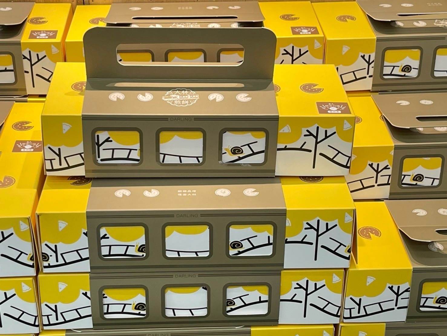 以漫天黃花風鈴木與糖廠火車做為設計主軸的大林煎餅禮盒。(圖/拾粹院)