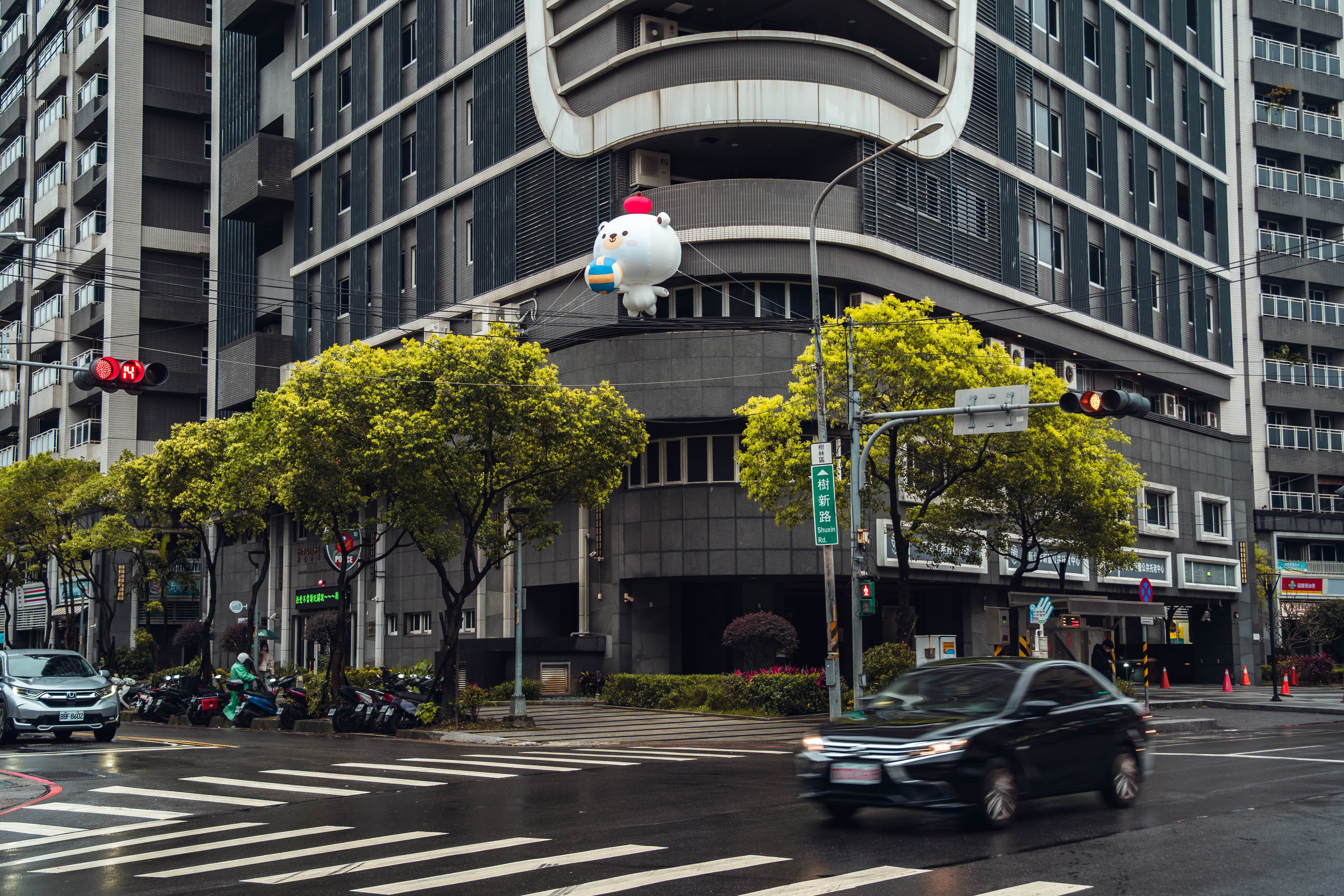 4.新莊新豐公托中心外牆，有著打排球造型的「熊果」裝置，相當吸睛