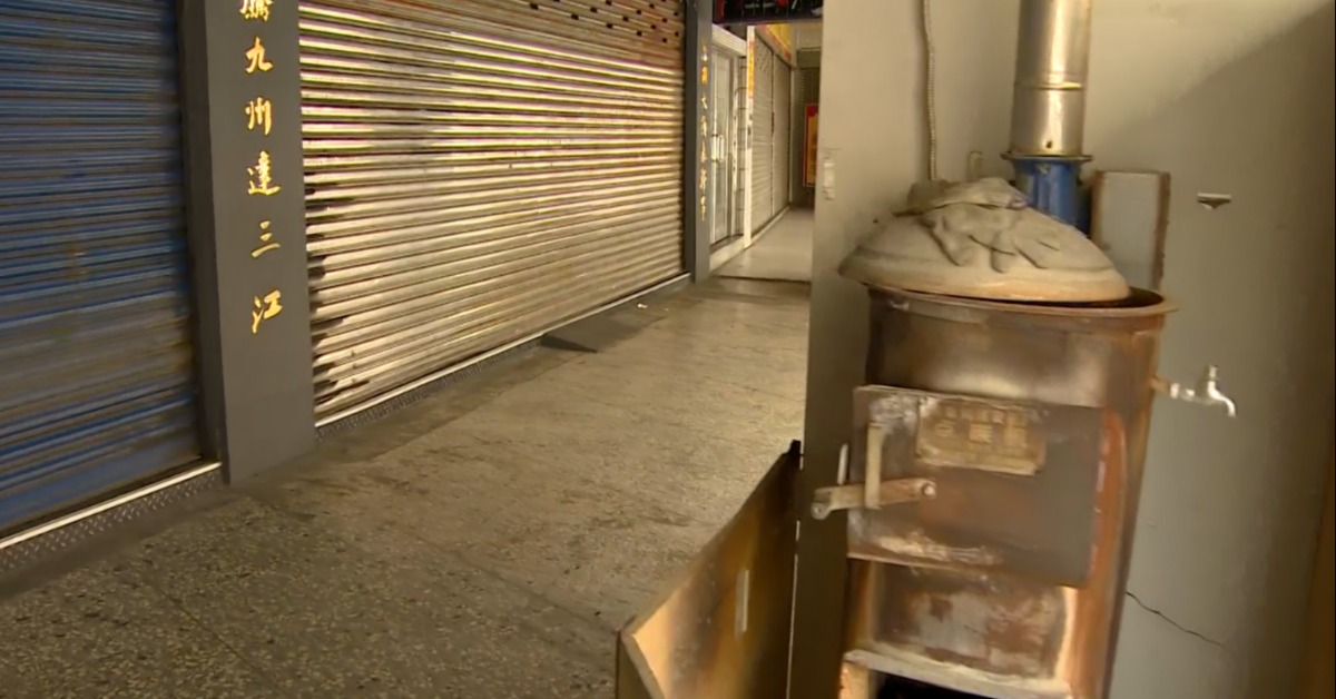 店門外還擺著點碳機，疑似在外面燒完炭才拿到室內。（圖／東森新聞）