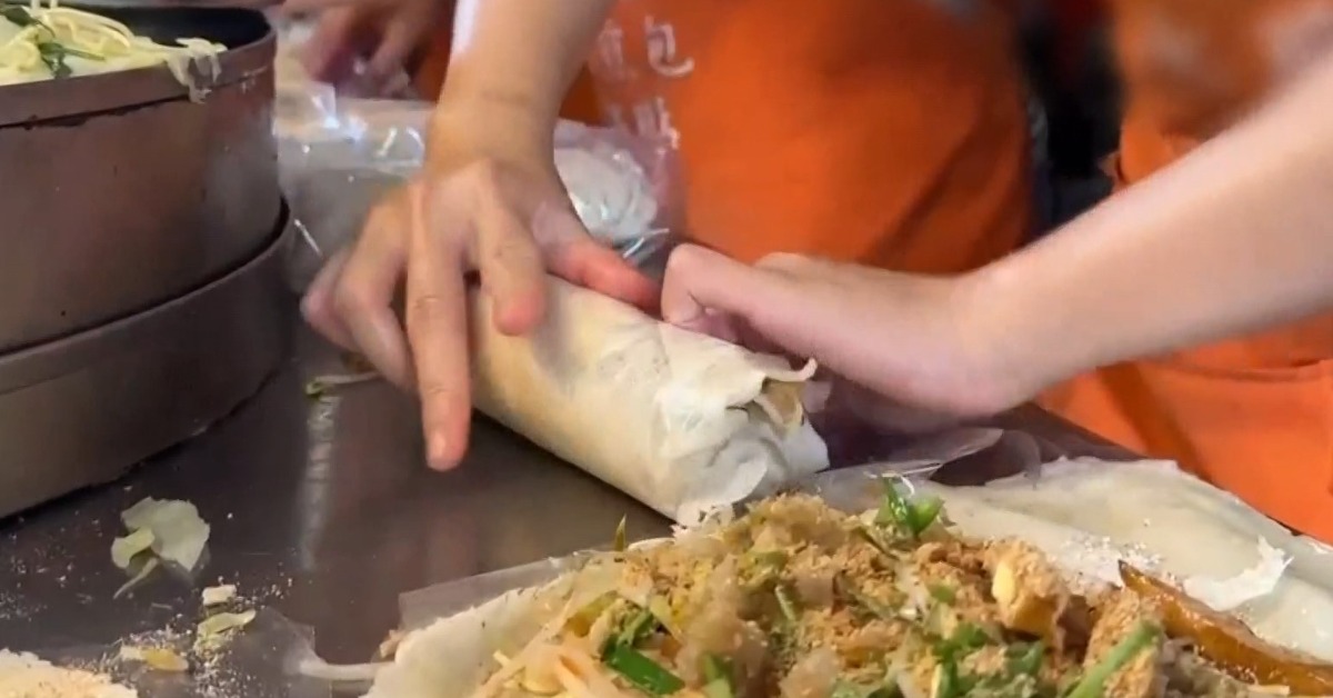 清明節都會吃應景的潤餅！彰化北斗的潤餅皮老店，從連假一開始就有滿滿的排隊人潮。（圖／東森新聞）