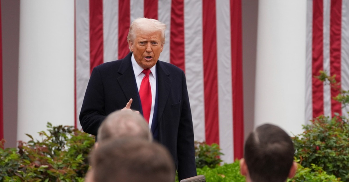 美國總統川普宣布將以國家為基礎課徵對等關稅措施後，隨即又表示很快會對進口半導體和藥品加徵關稅。（圖／美聯社）