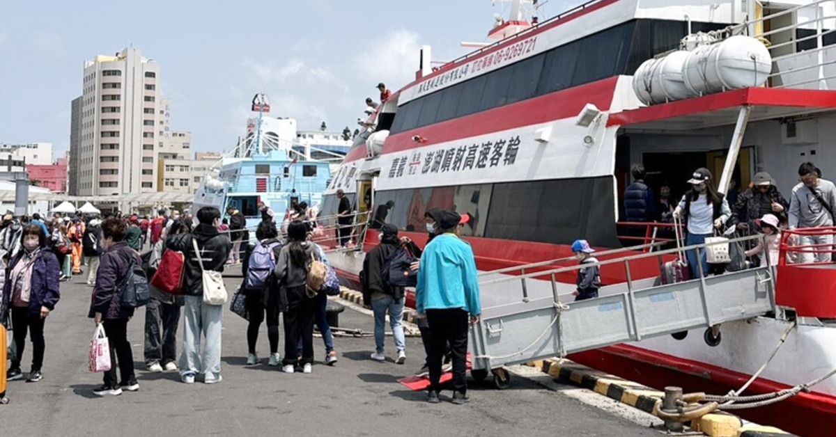 航行布袋馬公的海上交通船在3、4日2天共開航16航次，帶來近6000名遊客，澎湖各景點與水上活動都可見人潮。（圖／中央社提供）