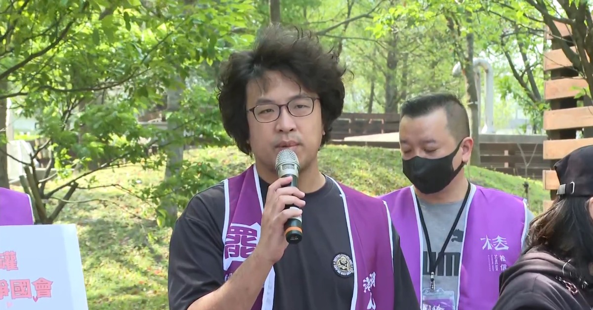 這時民進黨也來助攻罷團，立委沈伯洋參加快閃活動當志工。（圖／東森新聞）