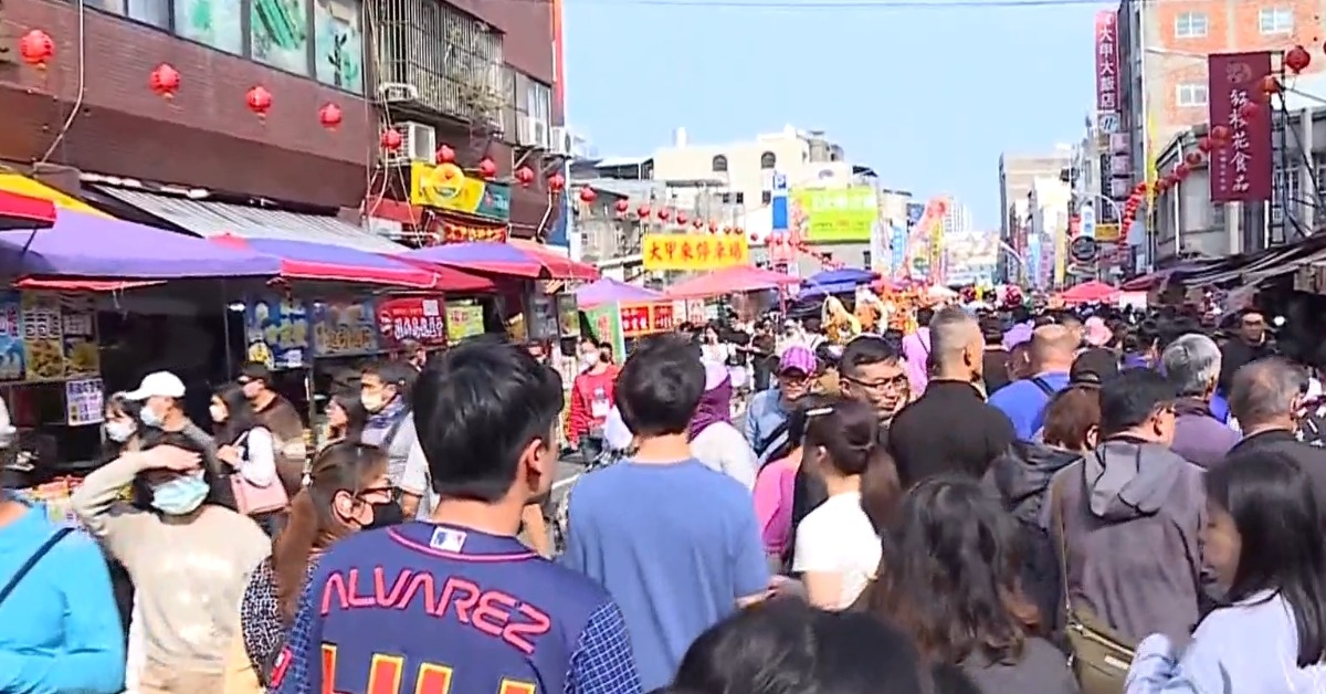 年度宗教盛事「大甲媽祖遶境」4日深夜起駕，今年天氣好大太陽，又遇上清明兒童節連假，預估湧入60萬人參與。（圖／東森新聞）