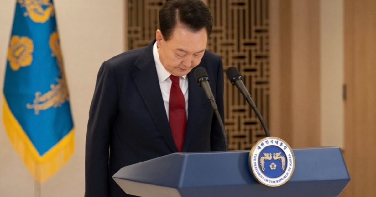 南韓前總統尹錫悅今天（4日）遭到罷免，一聽到判決，尹錫悅的支持者當場哭倒在地，更有人大飆髒話、砸警車洩憤，難以接受。（圖／美聯社）