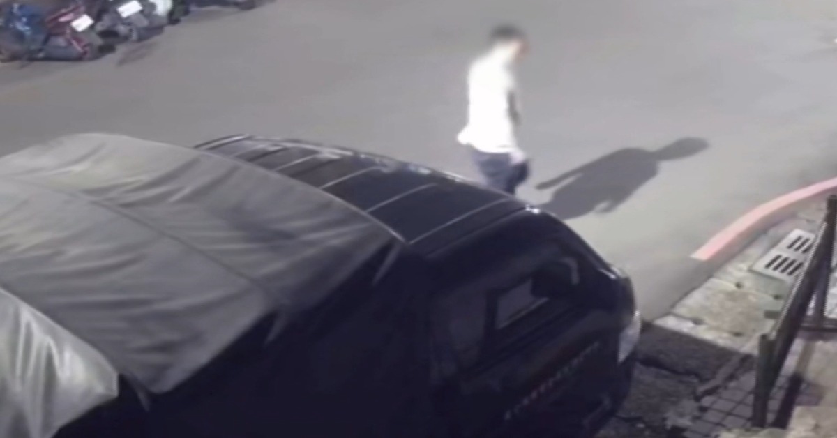 新北市一名男子酒後跟女友吵架，他一時失控持鐵棍砸向路邊貨車。（圖／東森新聞）