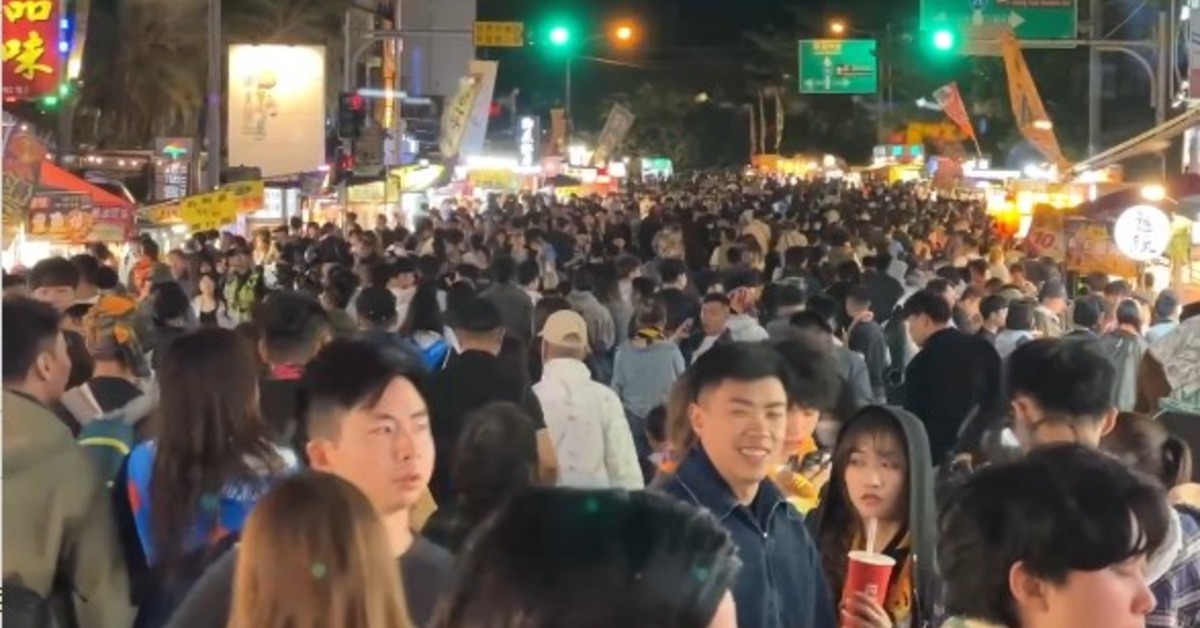 墾丁大街的人潮湧入。（圖／東森新聞）