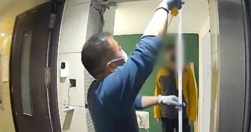 上海一對夫妻，為了大門與鄰居發生爭執長年不合。（圖／翻攝自看看新聞）